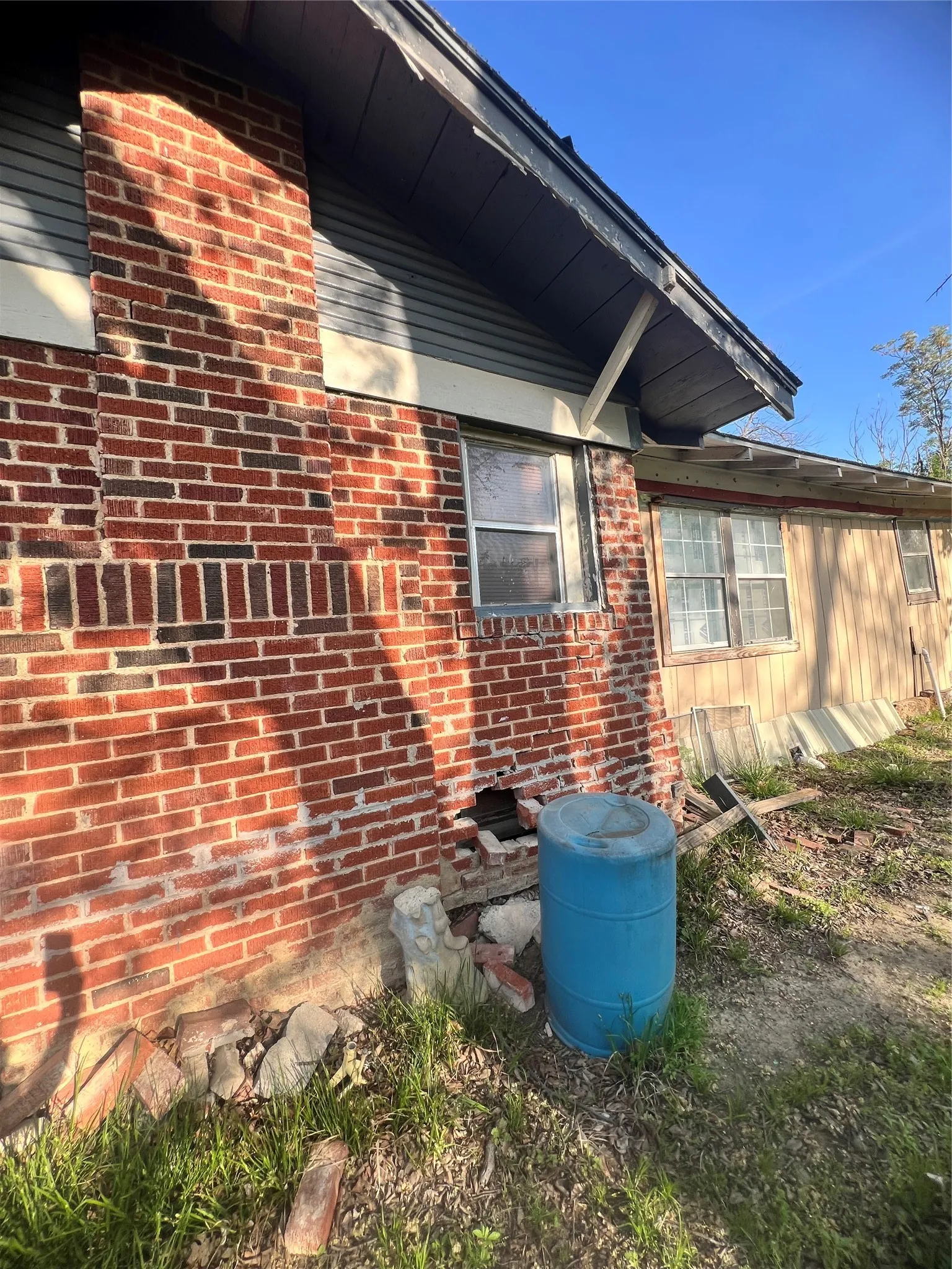 Single Family Residence For Sale in Tarrant County , 3208 Knox Street, Fort Worth, Texas 76119, 2 Bedroom, 1 Bathroom, Garage spaces, 1,064 Sqft, built in 1930, mls#21335793, Real Estate Agent in Fort Worth, Homes For Sale in Tarrant county, Homes For Sale in Fort Worth, Realtor in Fort Worth Texas, Real Estate Brokerage Independent Realty Texas, Luminita Cordes Realtor