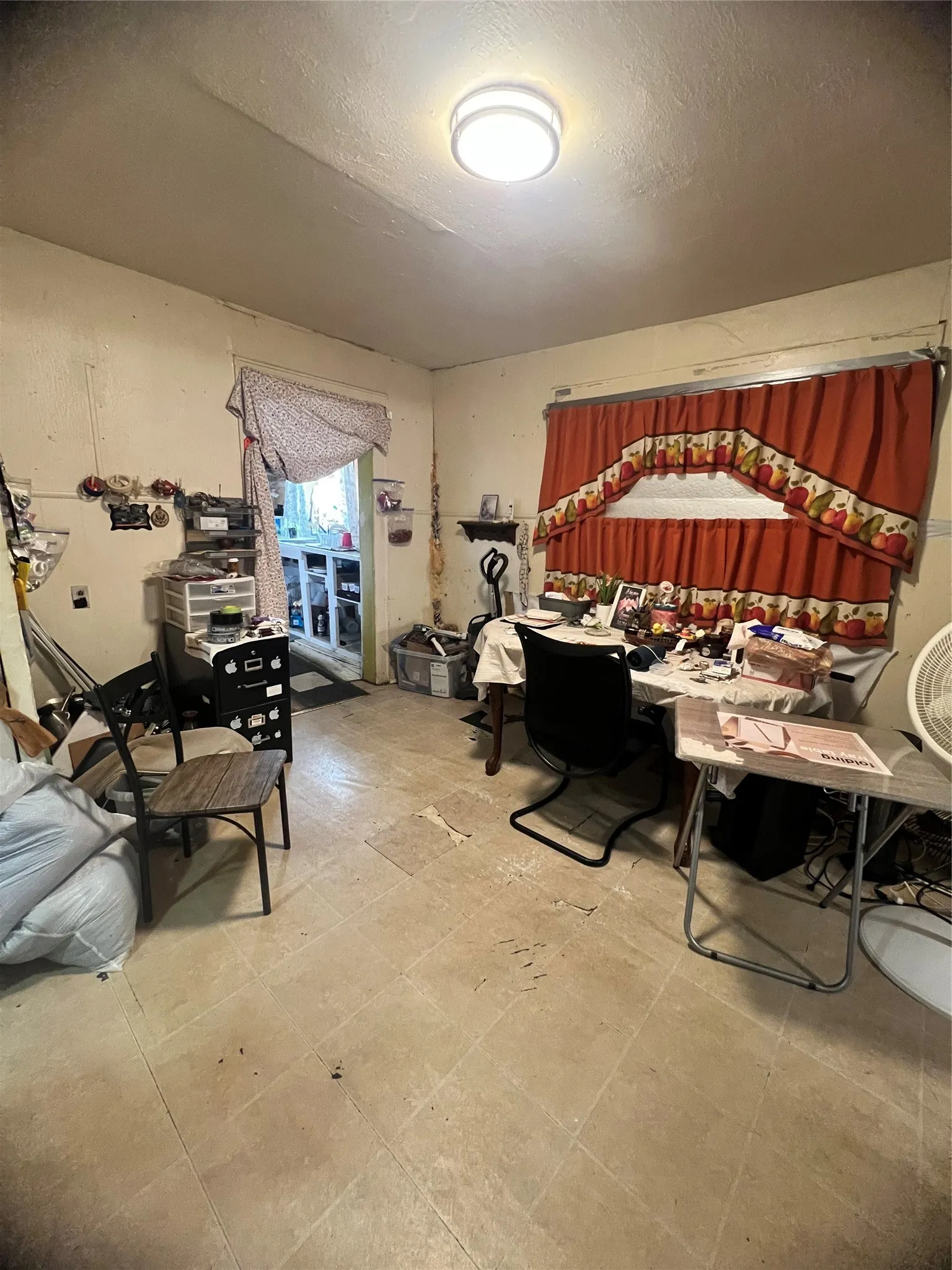 Single Family Residence For Sale in Tarrant County , 3208 Knox Street, Fort Worth, Texas 76119, 2 Bedroom, 1 Bathroom, Garage spaces, 1,064 Sqft, built in 1930, mls#21335793, Real Estate Agent in Fort Worth, Homes For Sale in Tarrant county, Homes For Sale in Fort Worth, Realtor in Fort Worth Texas, Real Estate Brokerage Independent Realty Texas, Luminita Cordes Realtor