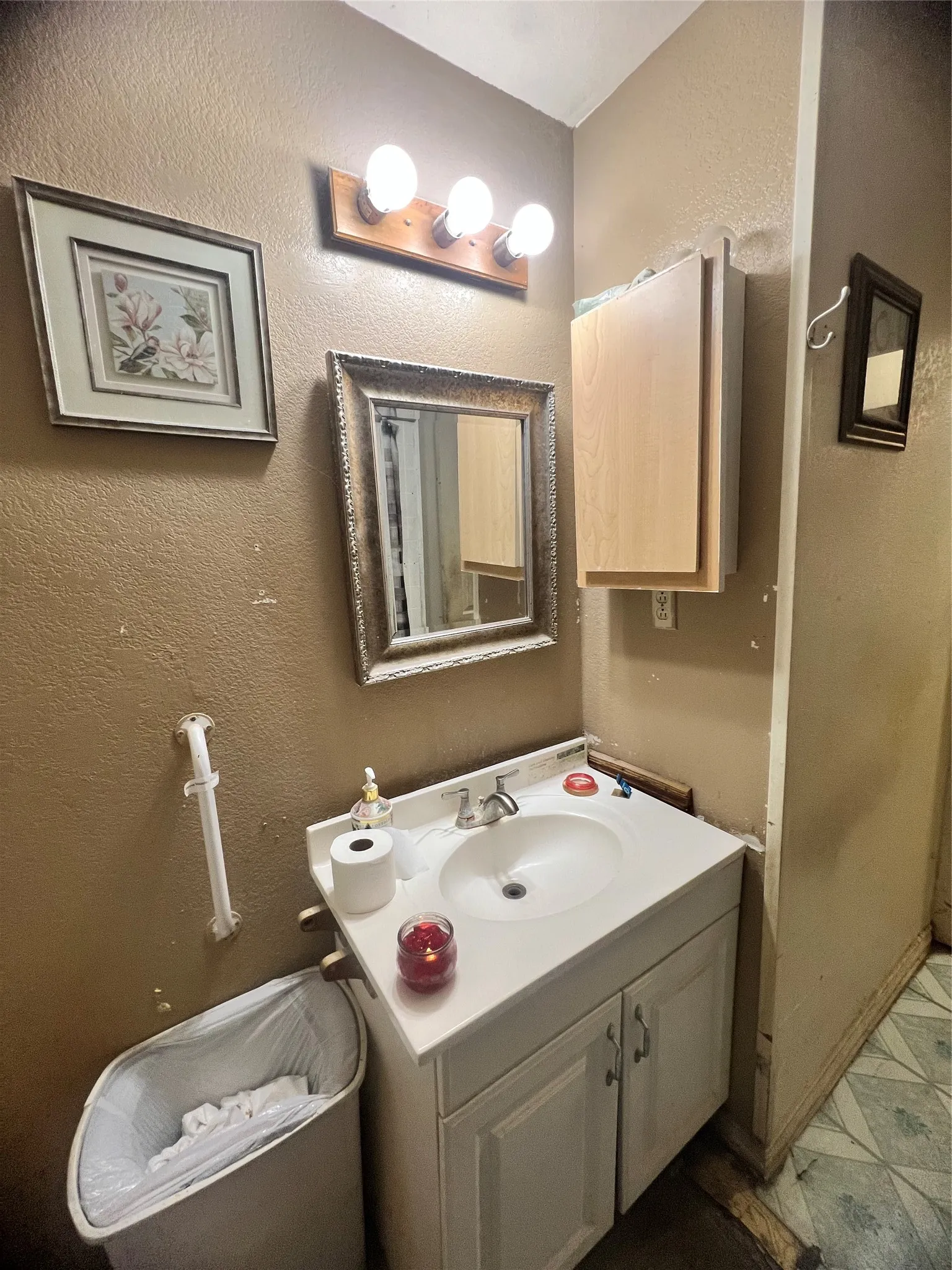 Single Family Residence For Sale in Tarrant County , 3208 Knox Street, Fort Worth, Texas 76119, 2 Bedroom, 1 Bathroom, Garage spaces, 1,064 Sqft, built in 1930, mls#21335793, Real Estate Agent in Fort Worth, Homes For Sale in Tarrant county, Homes For Sale in Fort Worth, Realtor in Fort Worth Texas, Real Estate Brokerage Independent Realty Texas, Luminita Cordes Realtor