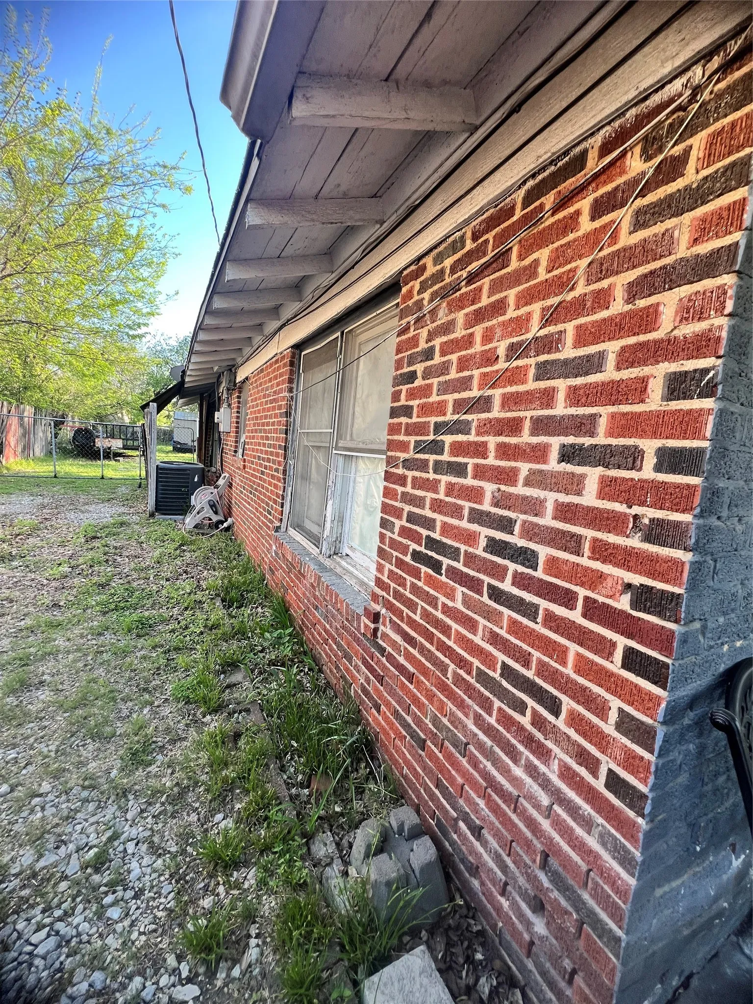 Single Family Residence For Sale in Tarrant County , 3208 Knox Street, Fort Worth, Texas 76119, 2 Bedroom, 1 Bathroom, Garage spaces, 1,064 Sqft, built in 1930, mls#21335793, Real Estate Agent in Fort Worth, Homes For Sale in Tarrant county, Homes For Sale in Fort Worth, Realtor in Fort Worth Texas, Real Estate Brokerage Independent Realty Texas, Luminita Cordes Realtor