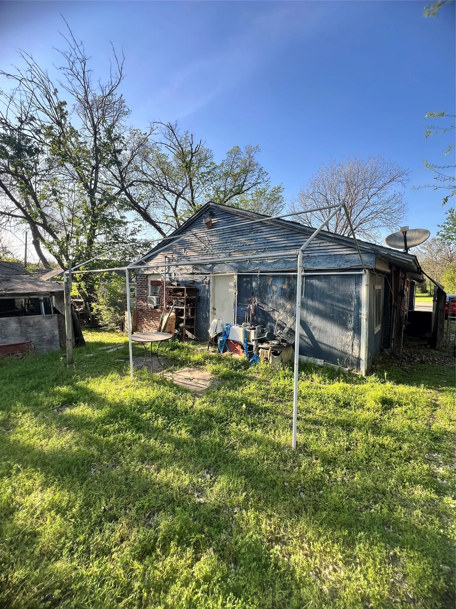 Single Family Residence For Sale in Tarrant County , 3208 Knox Street, Fort Worth, Texas 76119, 2 Bedroom, 1 Bathroom, Garage spaces, 1,064 Sqft, built in 1930, mls#21335793, Real Estate Agent in Fort Worth, Homes For Sale in Tarrant county, Homes For Sale in Fort Worth, Realtor in Fort Worth Texas, Real Estate Brokerage Independent Realty Texas, Luminita Cordes Realtor