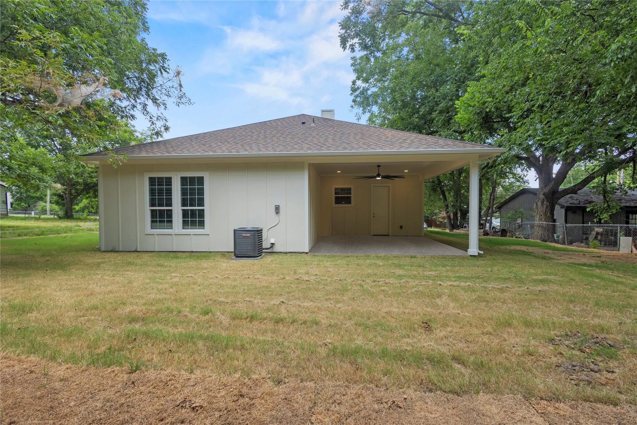 Single Family Residence For Sale in Fannin County , 613 S 5th Street, Bonham, Texas 75418, 3 Bedroom, 2 Bathroom, 2 Garage spaces, 1,473 Sqft, built in 2026, Price $290,000, mls#21335697, Real Estate Agent in Bonham, Homes For Sale in Fannin county, Homes For Sale in Bonham, Realtor in Bonham Texas, Real Estate Brokerage Independent Realty Texas, Luminita Cordes Realtor