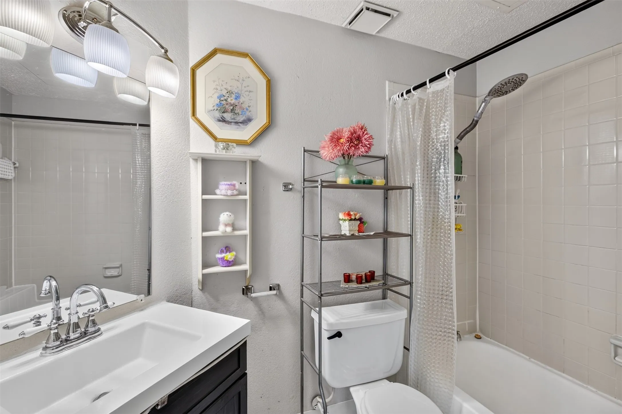 Condominium For Sale in Dallas County , 5550 Spring Valley Road G24, Dallas, Texas 75254, 2 Bedrooms, 2 Bathrooms, Garage spaces, 1,012 Sqft, built in 1983, Price $202,000, mls#21335803, Real Estate Agent in Dallas, Homes For Sale in Dallas county, Homes For Sale in Dallas, Realtor in Dallas Texas, Real Estate Brokerage Independent Realty Texas, Luminita Cordes Realtor