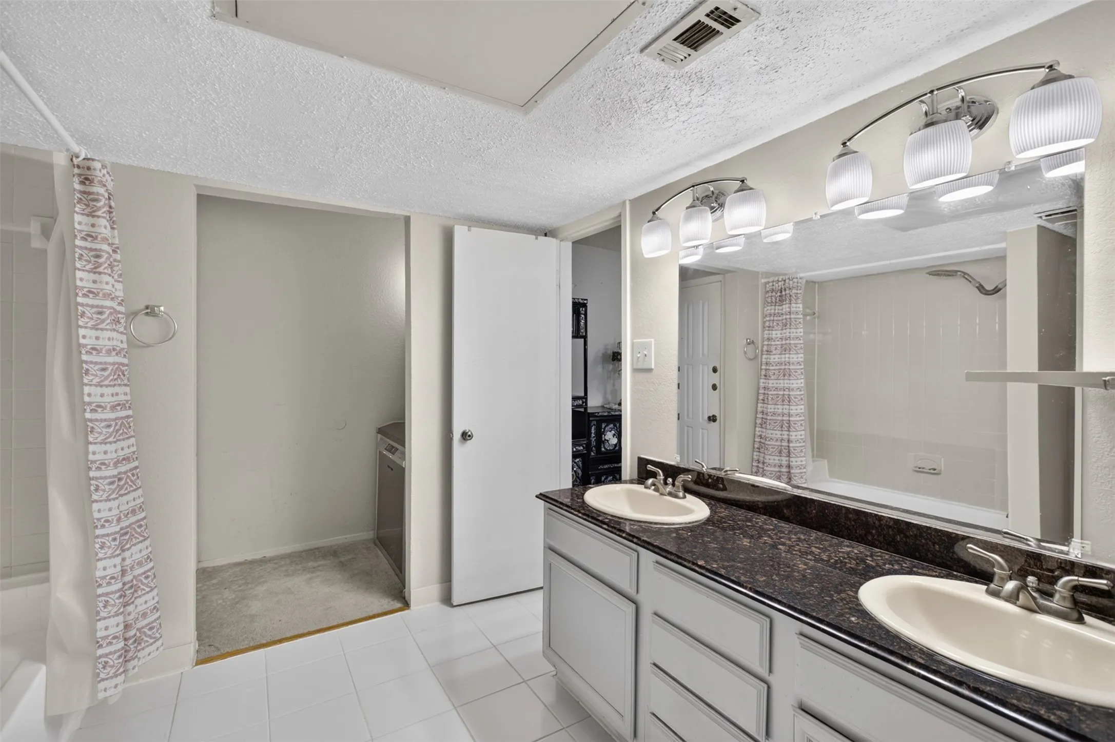 Condominium For Sale in Dallas County , 5550 Spring Valley Road G24, Dallas, Texas 75254, 2 Bedrooms, 2 Bathrooms, Garage spaces, 1,012 Sqft, built in 1983, Price $202,000, mls#21335803, Real Estate Agent in Dallas, Homes For Sale in Dallas county, Homes For Sale in Dallas, Realtor in Dallas Texas, Real Estate Brokerage Independent Realty Texas, Luminita Cordes Realtor