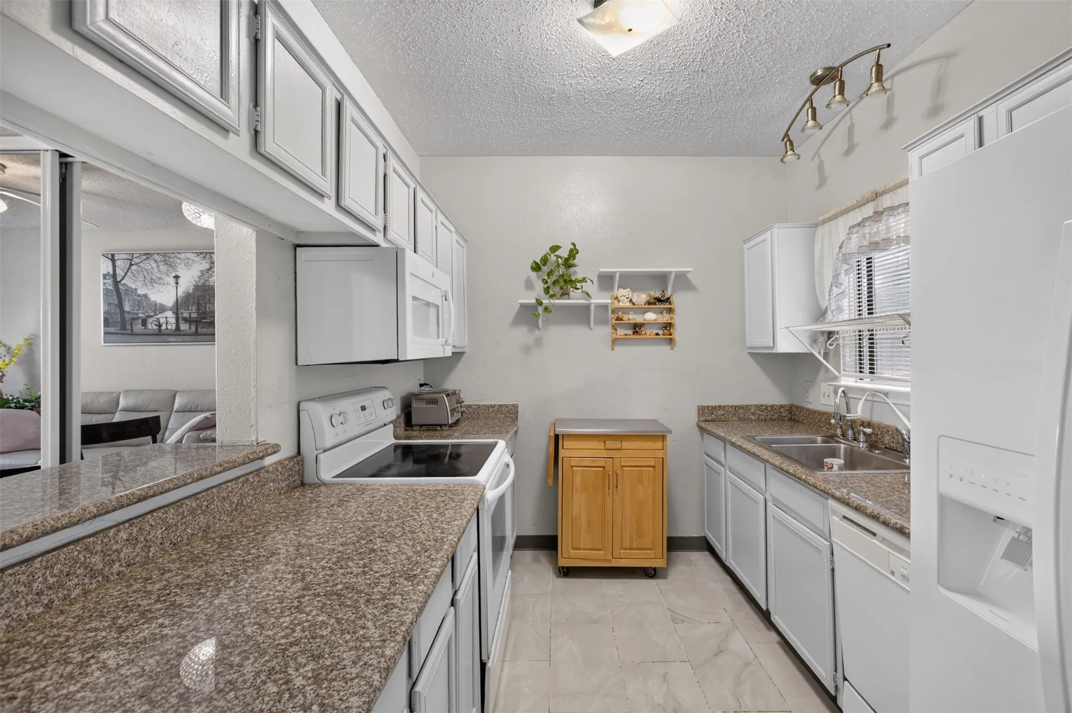 Condominium For Sale in Dallas County , 5550 Spring Valley Road G24, Dallas, Texas 75254, 2 Bedrooms, 2 Bathrooms, Garage spaces, 1,012 Sqft, built in 1983, Price $202,000, mls#21335803, Real Estate Agent in Dallas, Homes For Sale in Dallas county, Homes For Sale in Dallas, Realtor in Dallas Texas, Real Estate Brokerage Independent Realty Texas, Luminita Cordes Realtor