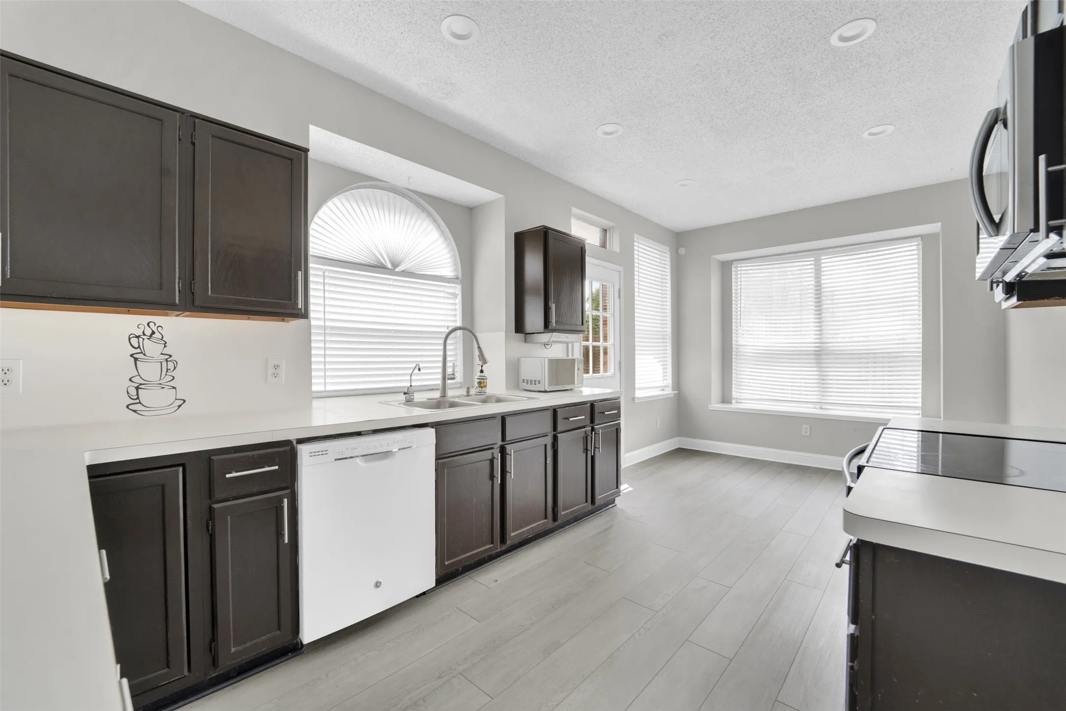 Single Family Residence For Rent in Dallas County , 1410 Post Oak Drive, Rowlett, Texas 75089, 3 Bedroom, 3 Bathroom, 2 Garage spaces, 1,681 Sqft, built in 1992, mls#21335828, Real Estate Agent in Rowlett, Homes For Rent in Dallas county, Homes For Rent in Rowlett, Realtor in Rowlett Texas, Real Estate Brokerage Independent Realty Texas, Luminita Cordes Realtor