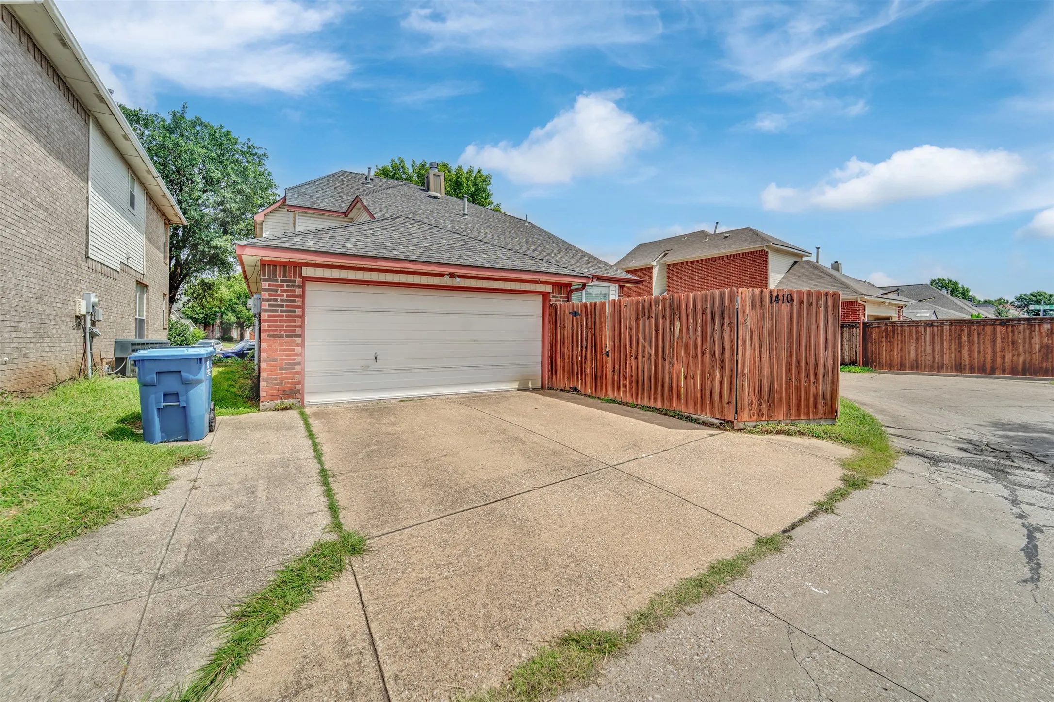 Single Family Residence For Rent in Dallas County , 1410 Post Oak Drive, Rowlett, Texas 75089, 3 Bedroom, 3 Bathroom, 2 Garage spaces, 1,681 Sqft, built in 1992, mls#21335828, Real Estate Agent in Rowlett, Homes For Rent in Dallas county, Homes For Rent in Rowlett, Realtor in Rowlett Texas, Real Estate Brokerage Independent Realty Texas, Luminita Cordes Realtor