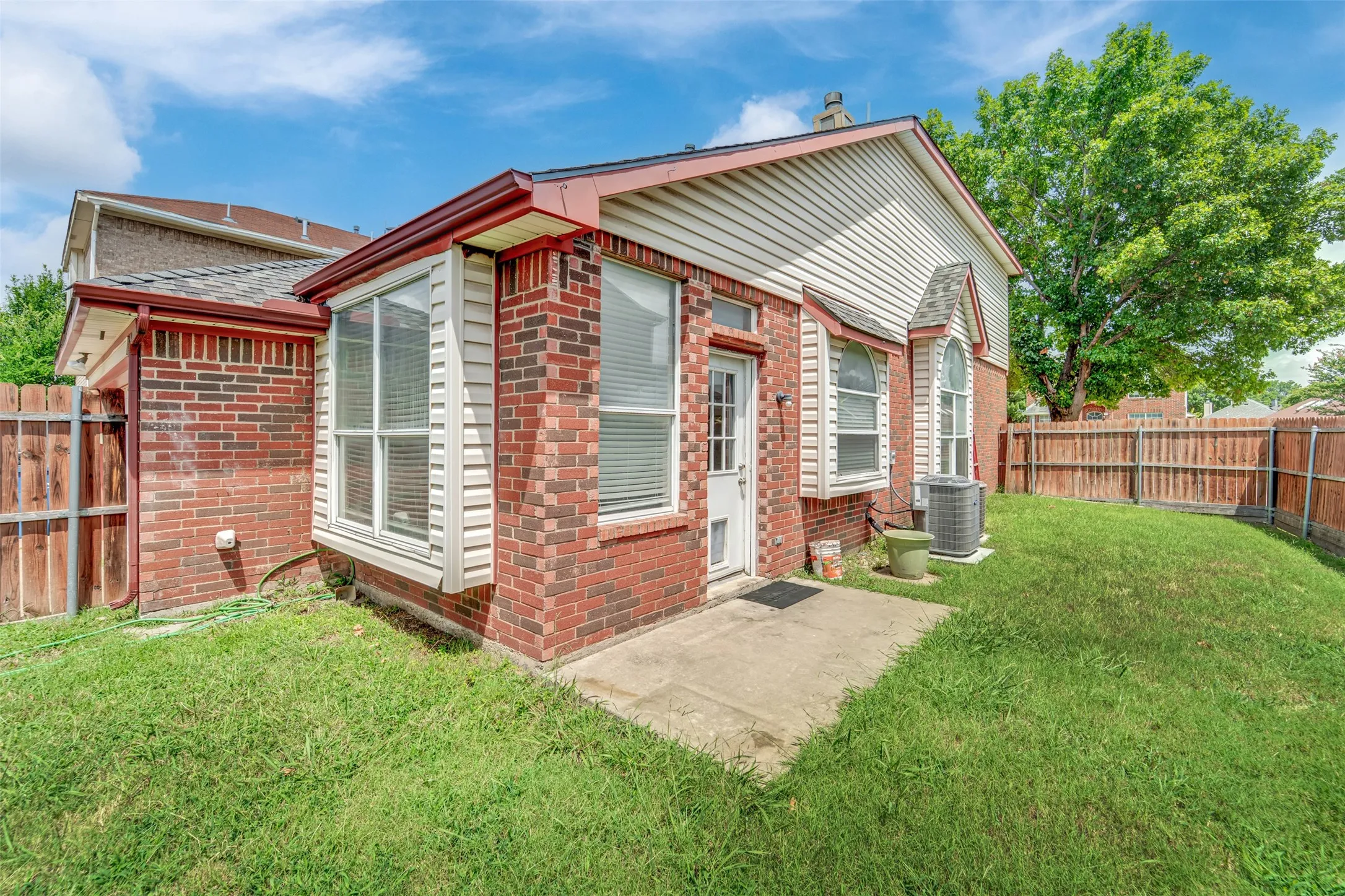 Single Family Residence For Rent in Dallas County , 1410 Post Oak Drive, Rowlett, Texas 75089, 3 Bedroom, 3 Bathroom, 2 Garage spaces, 1,681 Sqft, built in 1992, mls#21335828, Real Estate Agent in Rowlett, Homes For Rent in Dallas county, Homes For Rent in Rowlett, Realtor in Rowlett Texas, Real Estate Brokerage Independent Realty Texas, Luminita Cordes Realtor