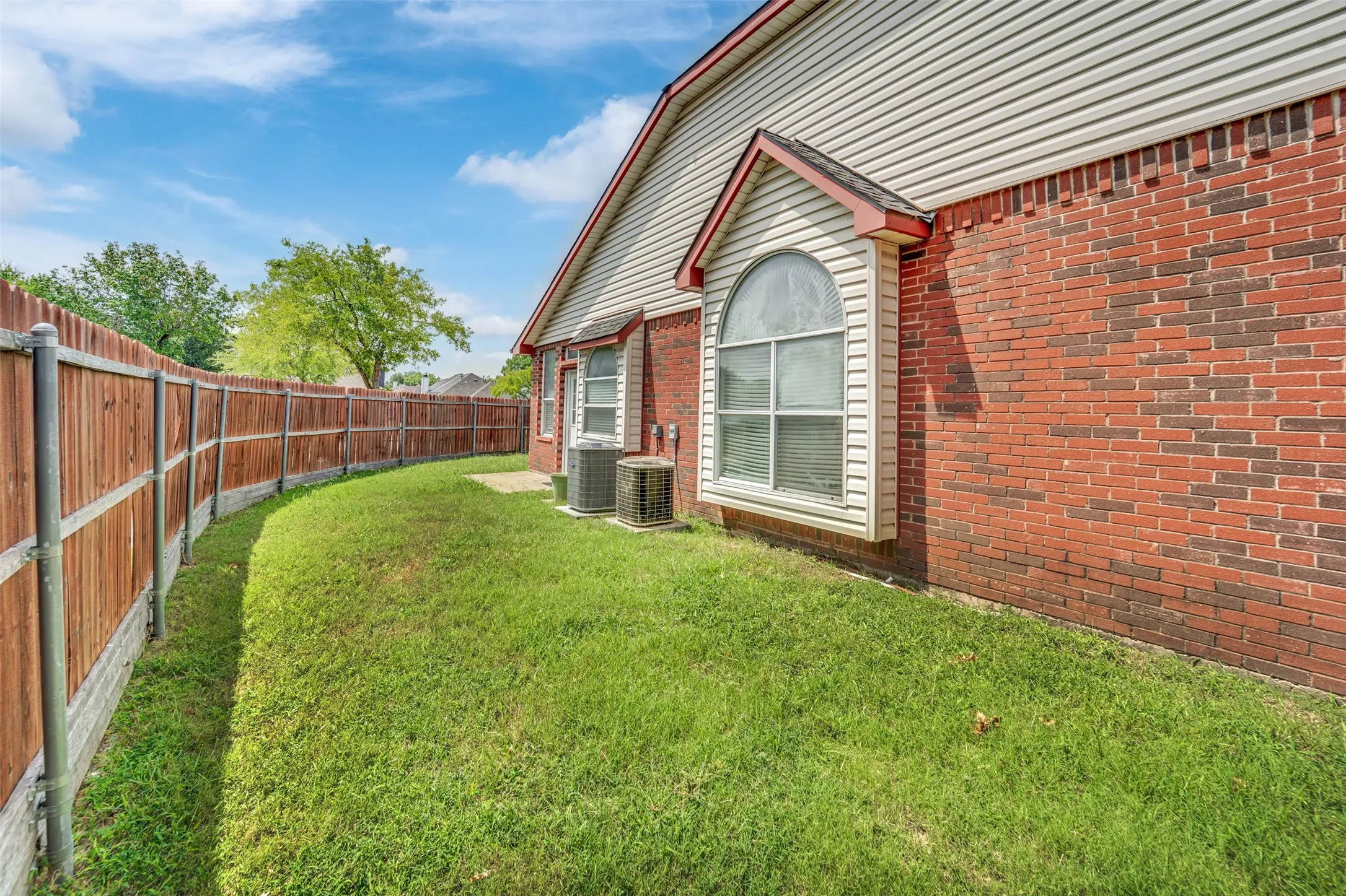 Single Family Residence For Rent in Dallas County , 1410 Post Oak Drive, Rowlett, Texas 75089, 3 Bedroom, 3 Bathroom, 2 Garage spaces, 1,681 Sqft, built in 1992, mls#21335828, Real Estate Agent in Rowlett, Homes For Rent in Dallas county, Homes For Rent in Rowlett, Realtor in Rowlett Texas, Real Estate Brokerage Independent Realty Texas, Luminita Cordes Realtor