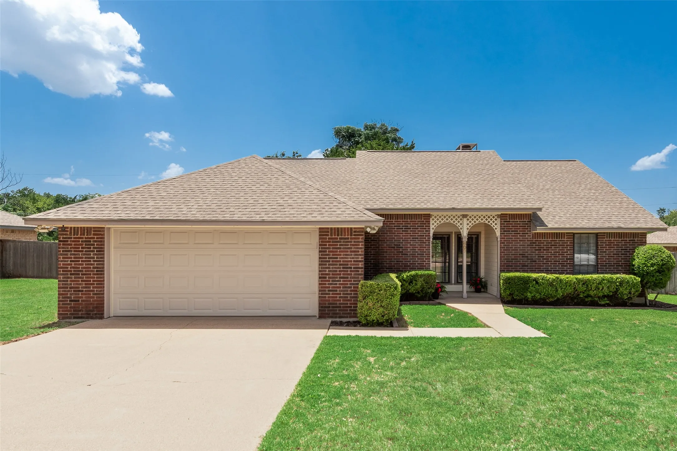 Single Family Residence For Sale in Ellis County , 607 S 2nd Street, Midlothian, Texas 76065, 3 Bedroom, 2 Bathroom, 2 Garage spaces, 1,621 Sqft, built in 1986, mls#21330298, Real Estate Agent in Midlothian, Homes For Sale in Ellis county, Homes For Sale in Midlothian, Realtor in Midlothian Texas, Real Estate Brokerage Independent Realty Texas, Luminita Cordes Realtor