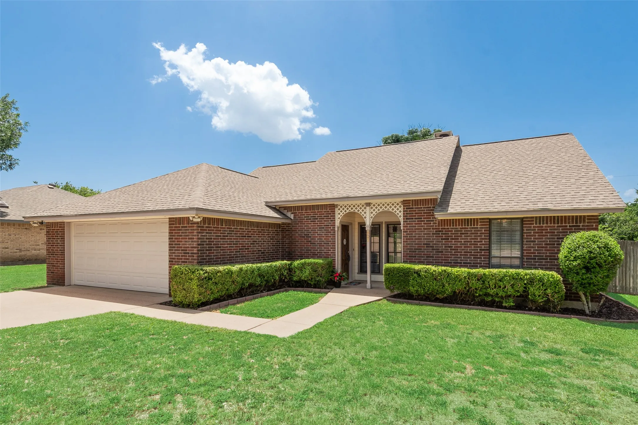 Single Family Residence For Sale in Ellis County , 607 S 2nd Street, Midlothian, Texas 76065, 3 Bedroom, 2 Bathroom, 2 Garage spaces, 1,621 Sqft, built in 1986, mls#21330298, Real Estate Agent in Midlothian, Homes For Sale in Ellis county, Homes For Sale in Midlothian, Realtor in Midlothian Texas, Real Estate Brokerage Independent Realty Texas, Luminita Cordes Realtor