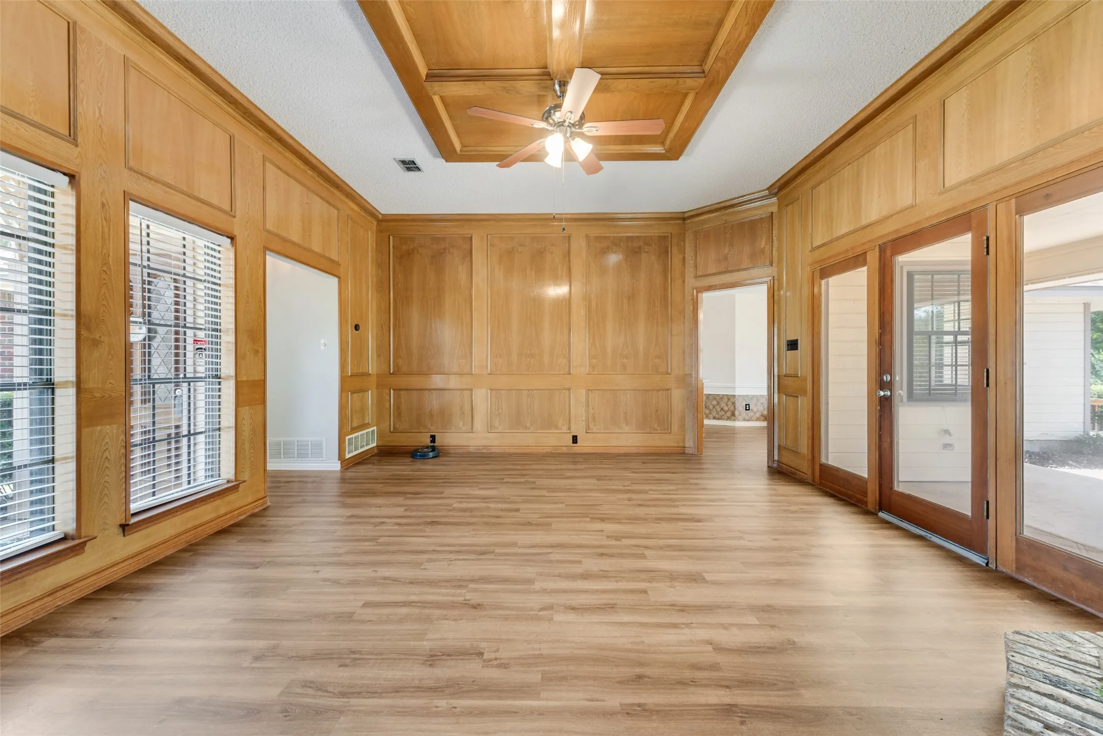 Single Family Residence For Sale in Ellis County , 607 S 2nd Street, Midlothian, Texas 76065, 3 Bedroom, 2 Bathroom, 2 Garage spaces, 1,621 Sqft, built in 1986, mls#21330298, Real Estate Agent in Midlothian, Homes For Sale in Ellis county, Homes For Sale in Midlothian, Realtor in Midlothian Texas, Real Estate Brokerage Independent Realty Texas, Luminita Cordes Realtor