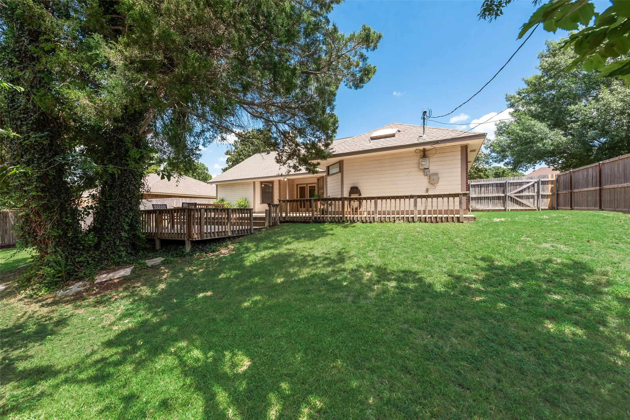 Single Family Residence For Sale in Ellis County , 607 S 2nd Street, Midlothian, Texas 76065, 3 Bedroom, 2 Bathroom, 2 Garage spaces, 1,621 Sqft, built in 1986, mls#21330298, Real Estate Agent in Midlothian, Homes For Sale in Ellis county, Homes For Sale in Midlothian, Realtor in Midlothian Texas, Real Estate Brokerage Independent Realty Texas, Luminita Cordes Realtor