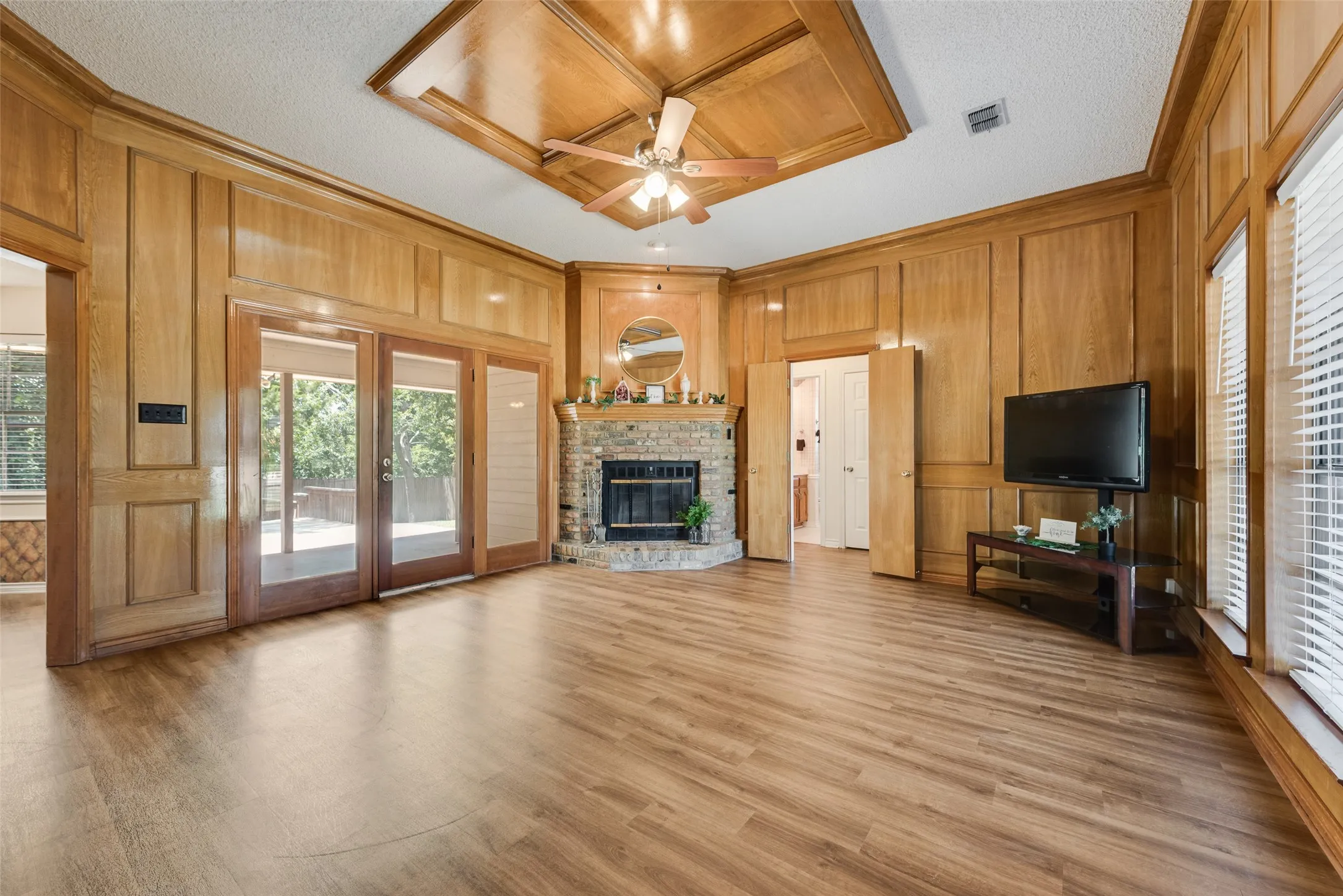 Single Family Residence For Sale in Ellis County , 607 S 2nd Street, Midlothian, Texas 76065, 3 Bedroom, 2 Bathroom, 2 Garage spaces, 1,621 Sqft, built in 1986, mls#21330298, Real Estate Agent in Midlothian, Homes For Sale in Ellis county, Homes For Sale in Midlothian, Realtor in Midlothian Texas, Real Estate Brokerage Independent Realty Texas, Luminita Cordes Realtor