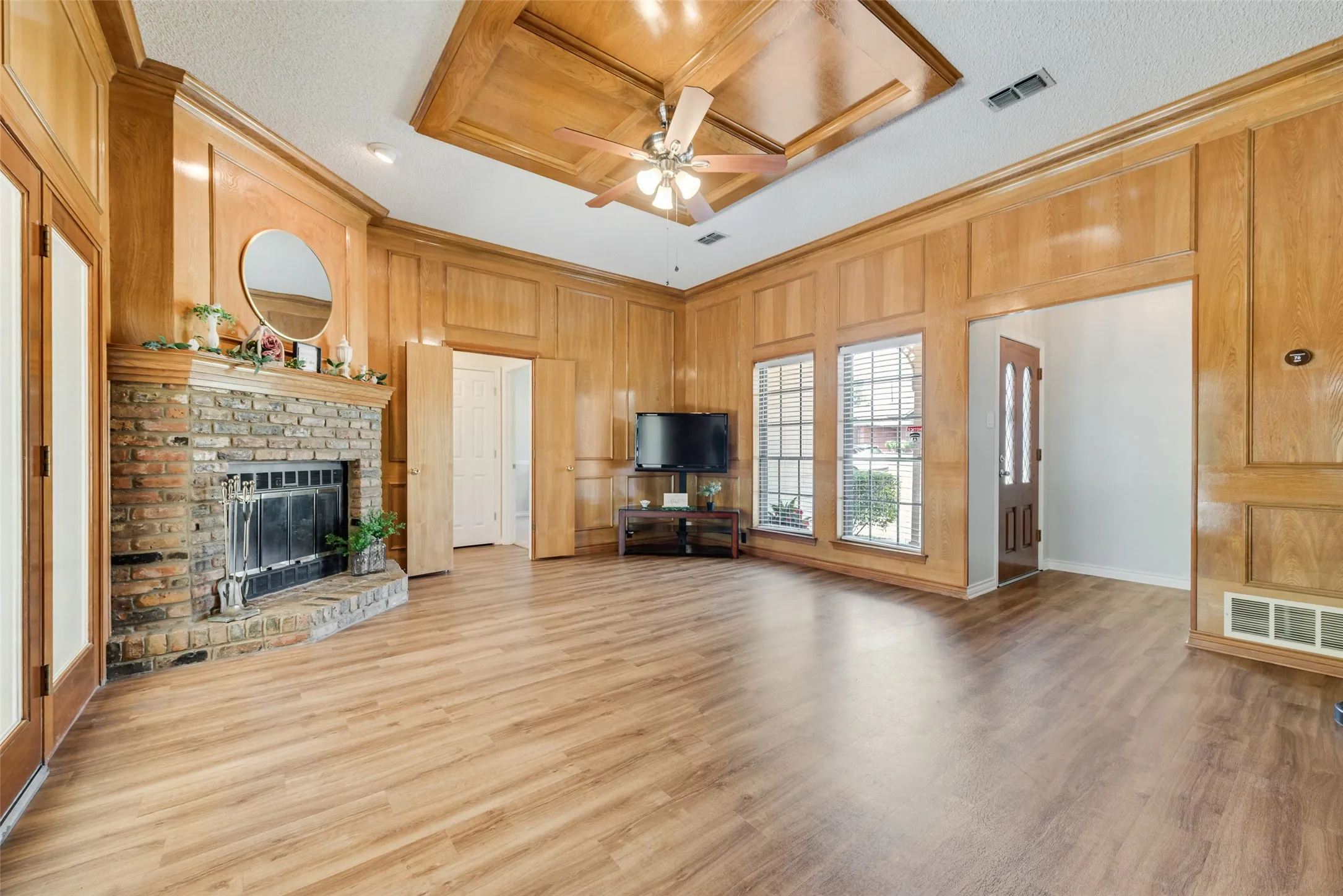 Single Family Residence For Sale in Ellis County , 607 S 2nd Street, Midlothian, Texas 76065, 3 Bedroom, 2 Bathroom, 2 Garage spaces, 1,621 Sqft, built in 1986, mls#21330298, Real Estate Agent in Midlothian, Homes For Sale in Ellis county, Homes For Sale in Midlothian, Realtor in Midlothian Texas, Real Estate Brokerage Independent Realty Texas, Luminita Cordes Realtor