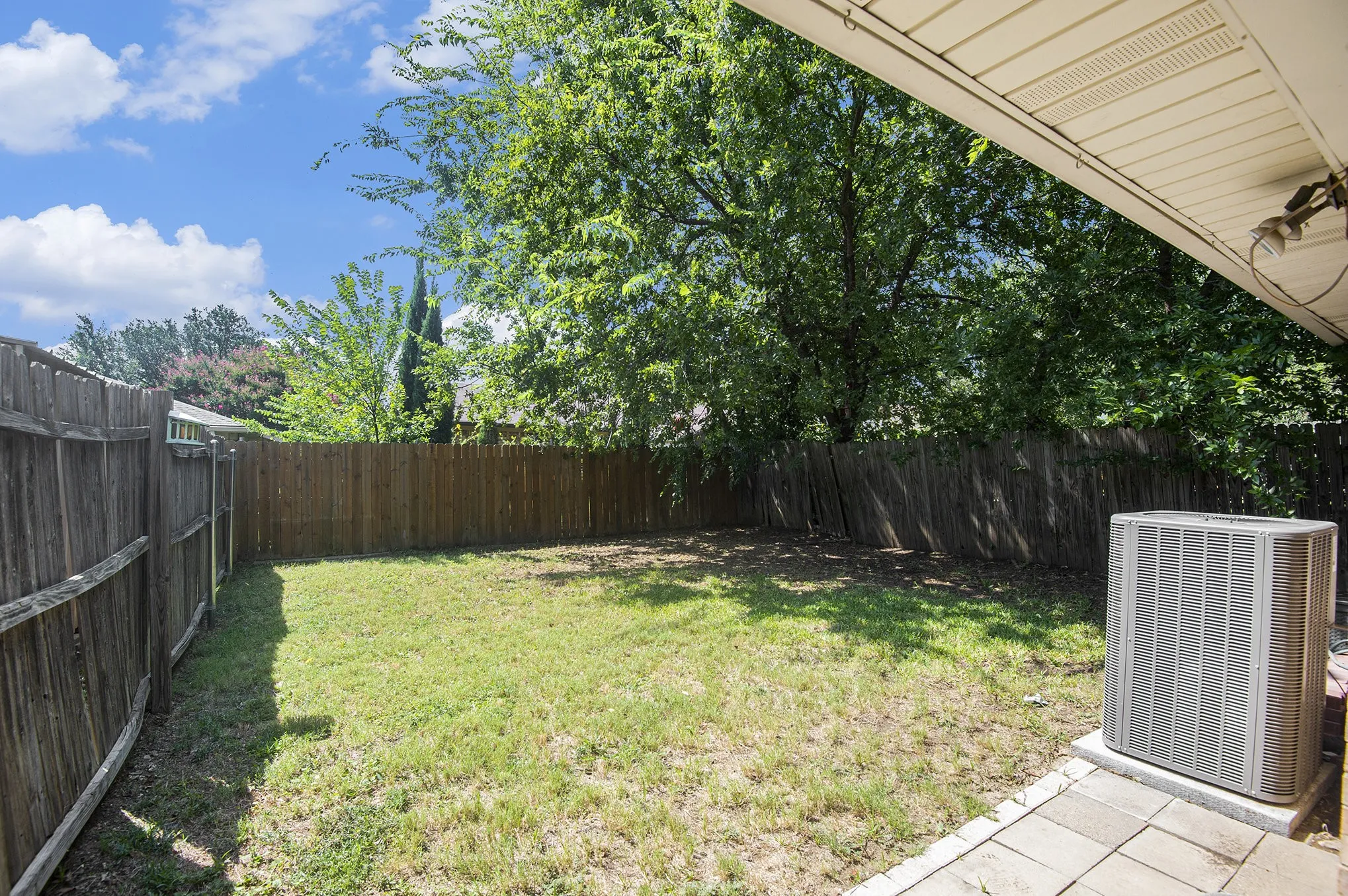 Duplex For Rent in Tarrant County , 6819 W Cleburne Road, Fort Worth, Texas 76133, 2 Bedroom, 1 Bathroom, 1 Garage spaces, 2,076 Sqft, built in 1978, mls#21335850, Real Estate Agent in Fort Worth, Homes For Rent in Tarrant county, Homes For Rent in Fort Worth, Realtor in Fort Worth Texas, Real Estate Brokerage Independent Realty Texas, Luminita Cordes Realtor
