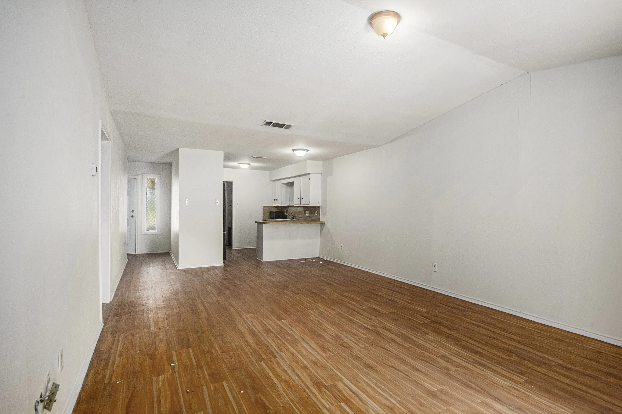 Duplex For Rent in Tarrant County , 6819 W Cleburne Road, Fort Worth, Texas 76133, 2 Bedroom, 1 Bathroom, 1 Garage spaces, 2,076 Sqft, built in 1978, mls#21335850, Real Estate Agent in Fort Worth, Homes For Rent in Tarrant county, Homes For Rent in Fort Worth, Realtor in Fort Worth Texas, Real Estate Brokerage Independent Realty Texas, Luminita Cordes Realtor