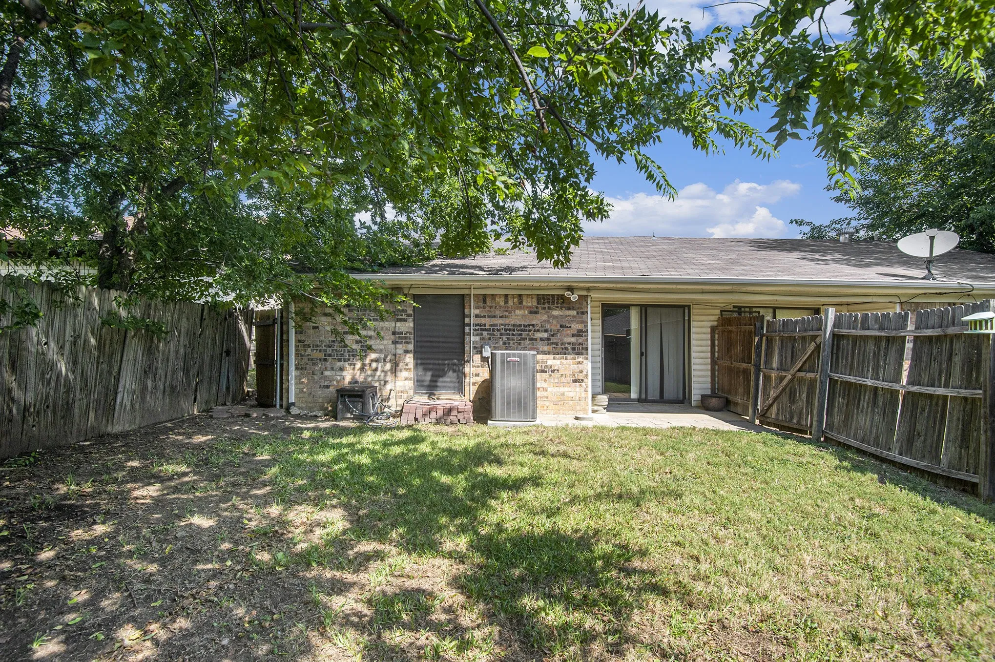 Duplex For Rent in Tarrant County , 6819 W Cleburne Road, Fort Worth, Texas 76133, 2 Bedroom, 1 Bathroom, 1 Garage spaces, 2,076 Sqft, built in 1978, mls#21335850, Real Estate Agent in Fort Worth, Homes For Rent in Tarrant county, Homes For Rent in Fort Worth, Realtor in Fort Worth Texas, Real Estate Brokerage Independent Realty Texas, Luminita Cordes Realtor