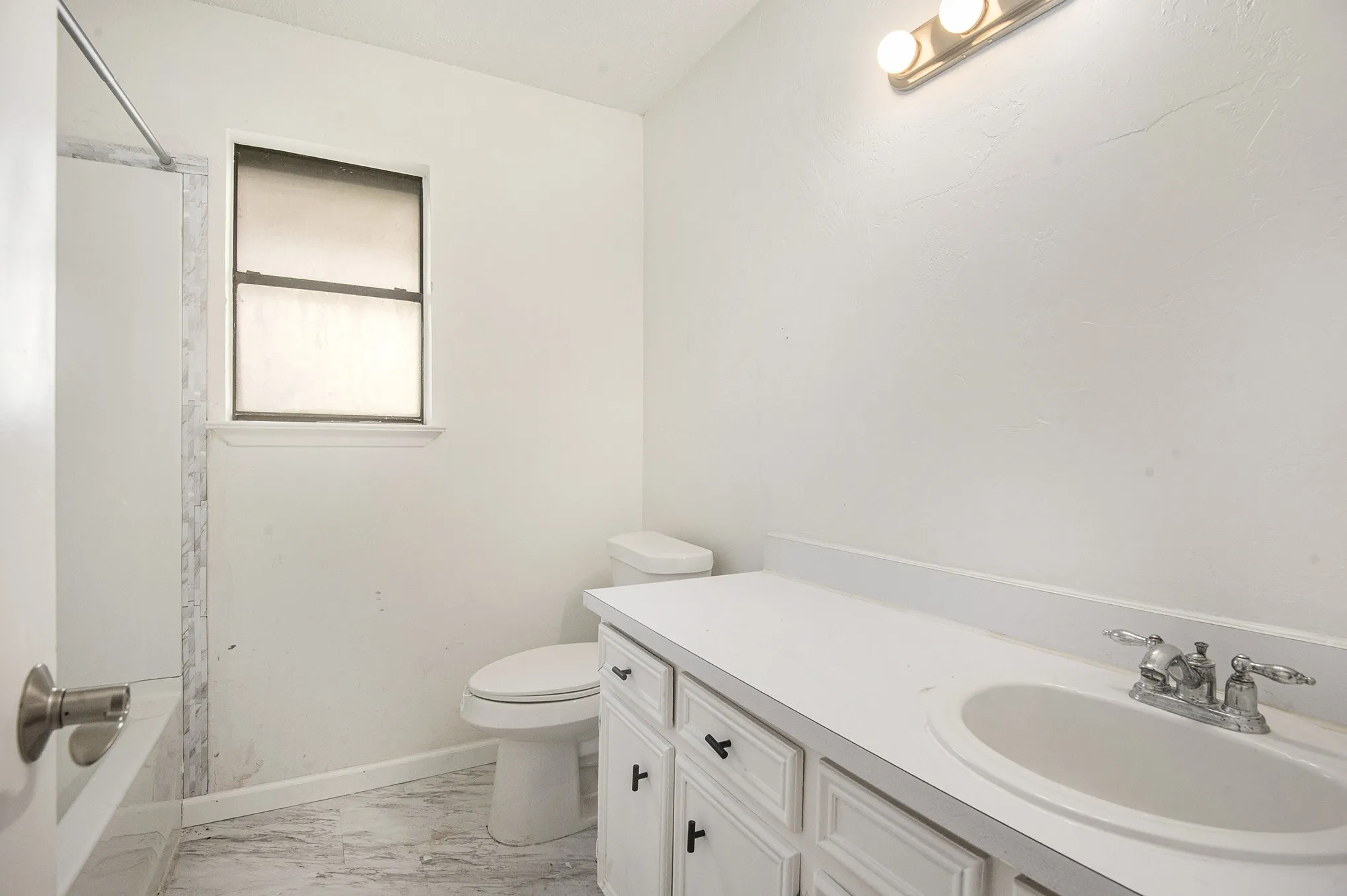 Duplex For Rent in Tarrant County , 6819 W Cleburne Road, Fort Worth, Texas 76133, 2 Bedroom, 1 Bathroom, 1 Garage spaces, 2,076 Sqft, built in 1978, mls#21335850, Real Estate Agent in Fort Worth, Homes For Rent in Tarrant county, Homes For Rent in Fort Worth, Realtor in Fort Worth Texas, Real Estate Brokerage Independent Realty Texas, Luminita Cordes Realtor