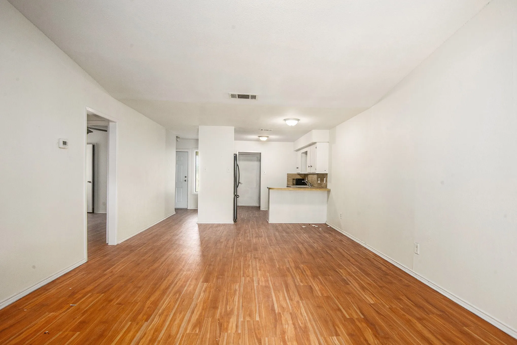 Duplex For Rent in Tarrant County , 6819 W Cleburne Road, Fort Worth, Texas 76133, 2 Bedroom, 1 Bathroom, 1 Garage spaces, 2,076 Sqft, built in 1978, mls#21335850, Real Estate Agent in Fort Worth, Homes For Rent in Tarrant county, Homes For Rent in Fort Worth, Realtor in Fort Worth Texas, Real Estate Brokerage Independent Realty Texas, Luminita Cordes Realtor