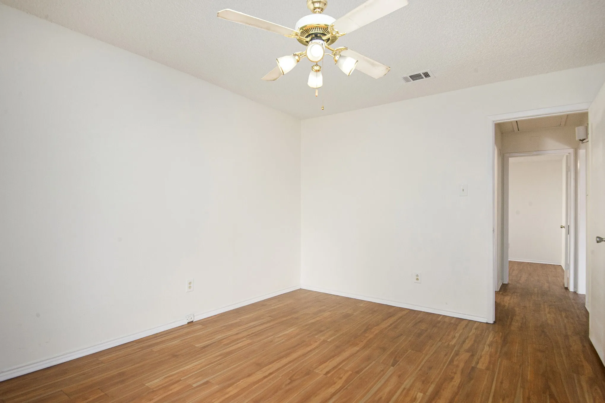 Duplex For Rent in Tarrant County , 6819 W Cleburne Road, Fort Worth, Texas 76133, 2 Bedroom, 1 Bathroom, 1 Garage spaces, 2,076 Sqft, built in 1978, mls#21335850, Real Estate Agent in Fort Worth, Homes For Rent in Tarrant county, Homes For Rent in Fort Worth, Realtor in Fort Worth Texas, Real Estate Brokerage Independent Realty Texas, Luminita Cordes Realtor