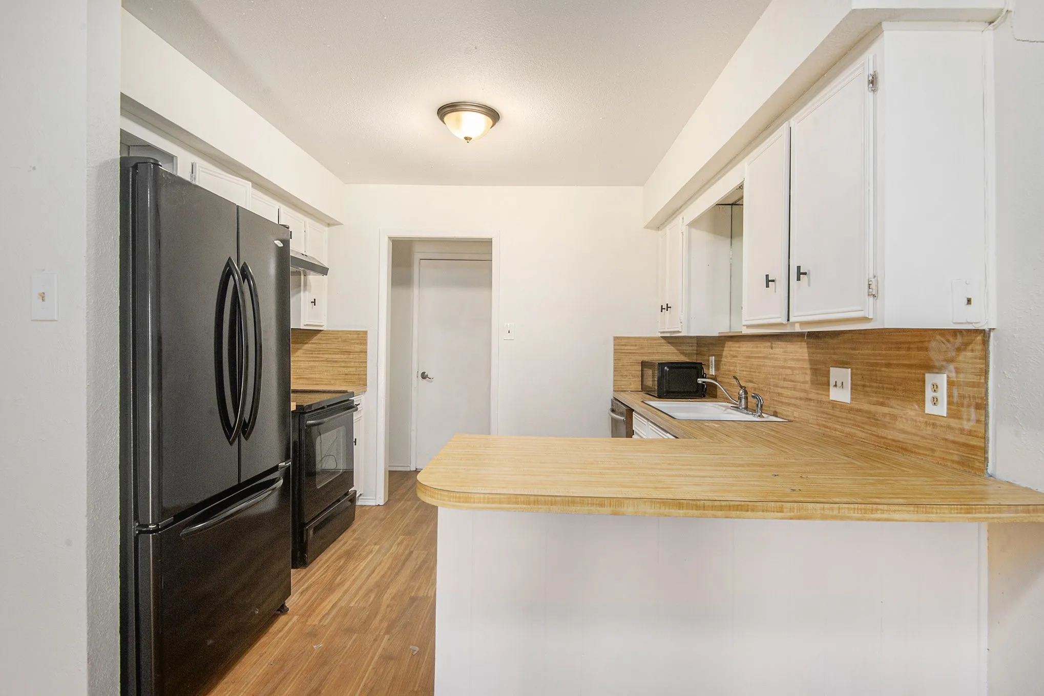 Duplex For Rent in Tarrant County , 6819 W Cleburne Road, Fort Worth, Texas 76133, 2 Bedroom, 1 Bathroom, 1 Garage spaces, 2,076 Sqft, built in 1978, mls#21335850, Real Estate Agent in Fort Worth, Homes For Rent in Tarrant county, Homes For Rent in Fort Worth, Realtor in Fort Worth Texas, Real Estate Brokerage Independent Realty Texas, Luminita Cordes Realtor