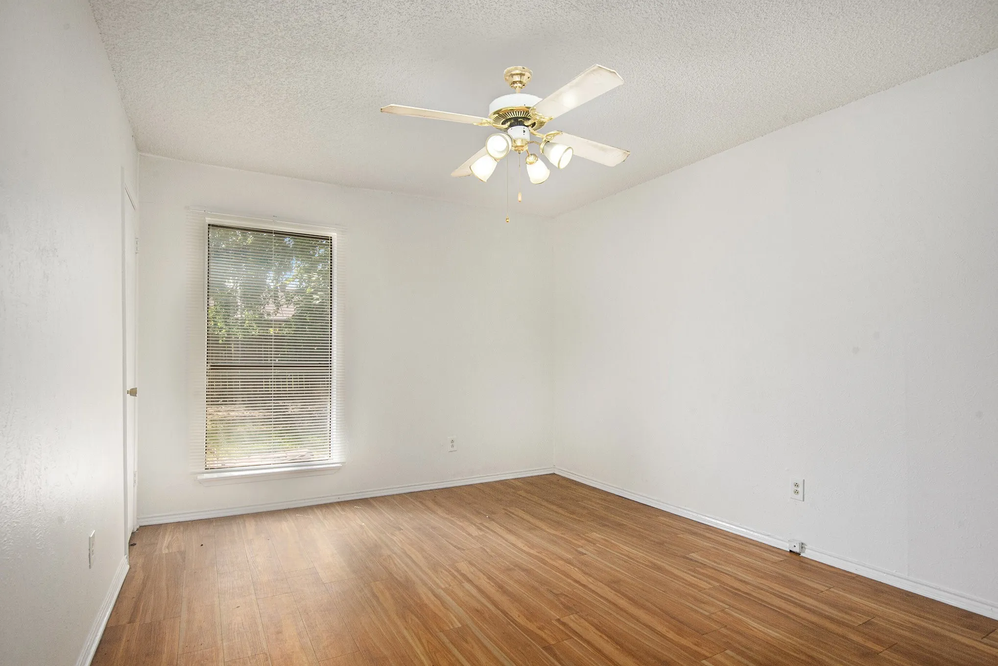 Duplex For Rent in Tarrant County , 6819 W Cleburne Road, Fort Worth, Texas 76133, 2 Bedroom, 1 Bathroom, 1 Garage spaces, 2,076 Sqft, built in 1978, mls#21335850, Real Estate Agent in Fort Worth, Homes For Rent in Tarrant county, Homes For Rent in Fort Worth, Realtor in Fort Worth Texas, Real Estate Brokerage Independent Realty Texas, Luminita Cordes Realtor
