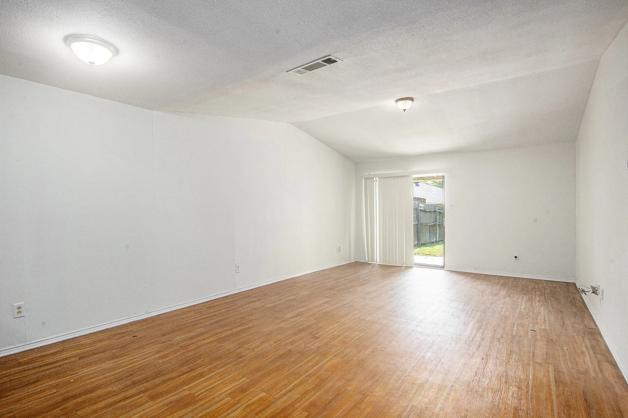 Duplex For Rent in Tarrant County , 6819 W Cleburne Road, Fort Worth, Texas 76133, 2 Bedroom, 1 Bathroom, 1 Garage spaces, 2,076 Sqft, built in 1978, mls#21335850, Real Estate Agent in Fort Worth, Homes For Rent in Tarrant county, Homes For Rent in Fort Worth, Realtor in Fort Worth Texas, Real Estate Brokerage Independent Realty Texas, Luminita Cordes Realtor