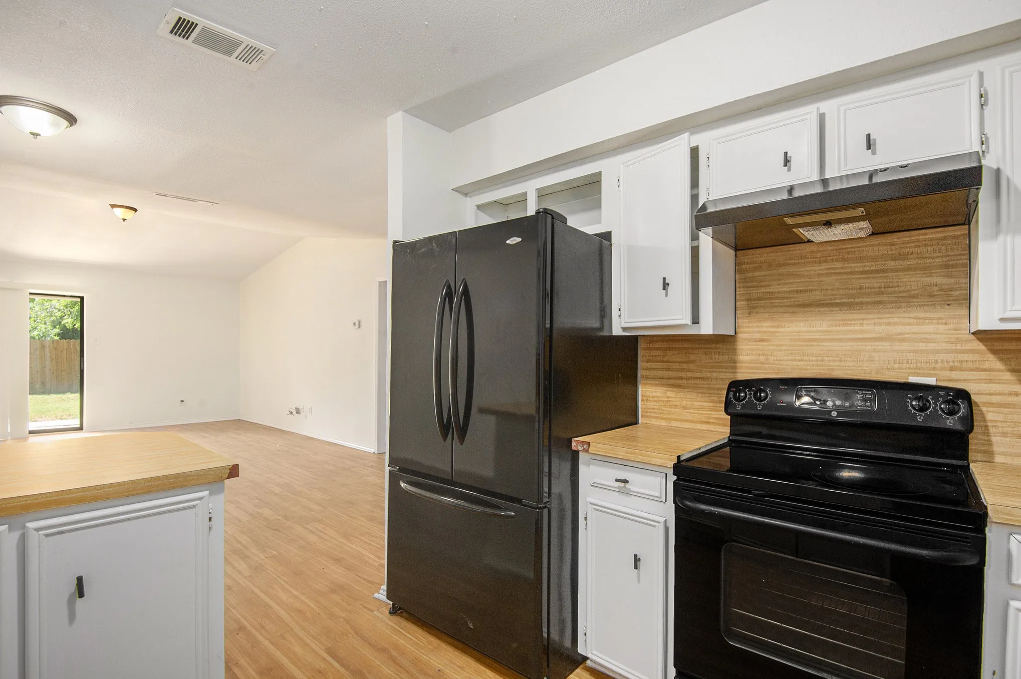 Duplex For Rent in Tarrant County , 6819 W Cleburne Road, Fort Worth, Texas 76133, 2 Bedroom, 1 Bathroom, 1 Garage spaces, 2,076 Sqft, built in 1978, mls#21335850, Real Estate Agent in Fort Worth, Homes For Rent in Tarrant county, Homes For Rent in Fort Worth, Realtor in Fort Worth Texas, Real Estate Brokerage Independent Realty Texas, Luminita Cordes Realtor