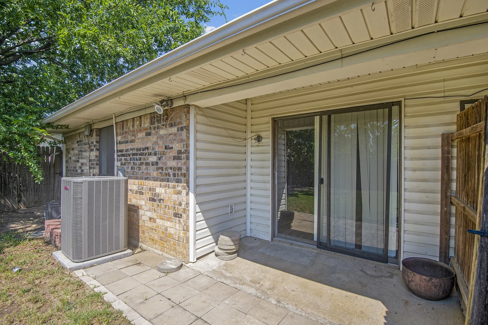 Duplex For Rent in Tarrant County , 6819 W Cleburne Road, Fort Worth, Texas 76133, 2 Bedroom, 1 Bathroom, 1 Garage spaces, 2,076 Sqft, built in 1978, mls#21335850, Real Estate Agent in Fort Worth, Homes For Rent in Tarrant county, Homes For Rent in Fort Worth, Realtor in Fort Worth Texas, Real Estate Brokerage Independent Realty Texas, Luminita Cordes Realtor