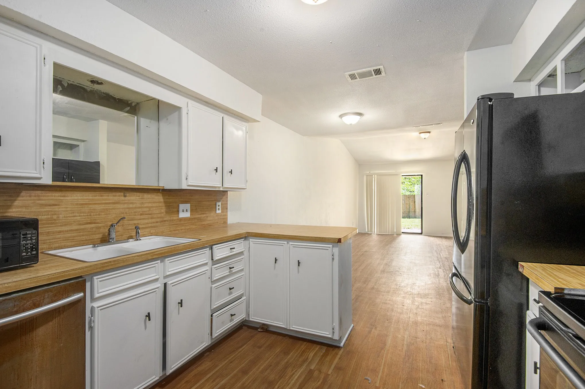 Duplex For Rent in Tarrant County , 6819 W Cleburne Road, Fort Worth, Texas 76133, 2 Bedroom, 1 Bathroom, 1 Garage spaces, 2,076 Sqft, built in 1978, mls#21335850, Real Estate Agent in Fort Worth, Homes For Rent in Tarrant county, Homes For Rent in Fort Worth, Realtor in Fort Worth Texas, Real Estate Brokerage Independent Realty Texas, Luminita Cordes Realtor