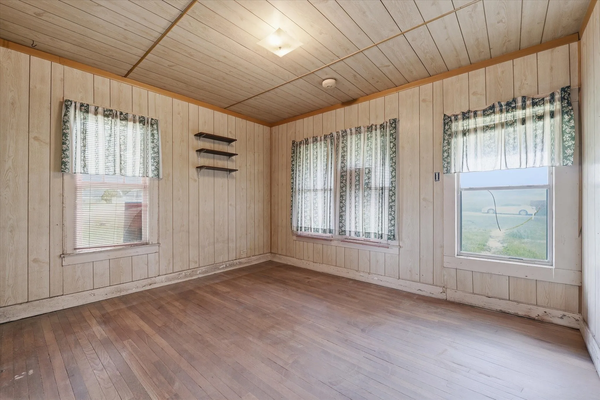 Single Family Residence For Sale in Mc Lennan County , 10847 Elk Road, Axtell, Texas 76624, 2 Bedroom, 1 Bathroom, Garage spaces, 1,102 Sqft, built in 1934, mls#21335637, Real Estate Agent in Axtell, Homes For Sale in Mc Lennan county, Homes For Sale in Axtell, Realtor in Axtell Texas, Real Estate Brokerage Independent Realty Texas, Luminita Cordes Realtor