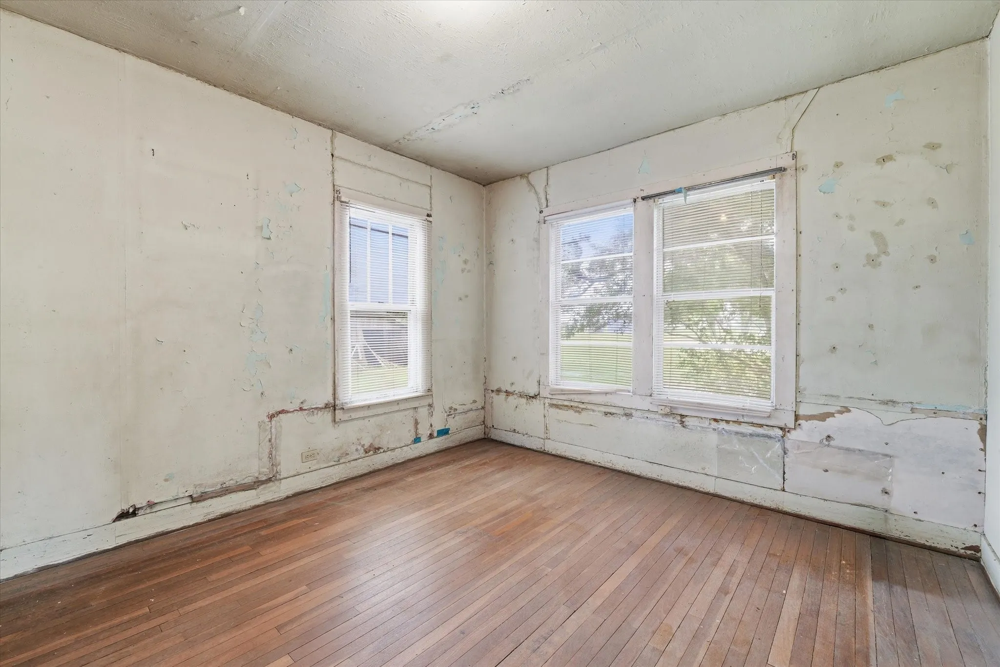 Single Family Residence For Sale in Mc Lennan County , 10847 Elk Road, Axtell, Texas 76624, 2 Bedroom, 1 Bathroom, Garage spaces, 1,102 Sqft, built in 1934, mls#21335637, Real Estate Agent in Axtell, Homes For Sale in Mc Lennan county, Homes For Sale in Axtell, Realtor in Axtell Texas, Real Estate Brokerage Independent Realty Texas, Luminita Cordes Realtor