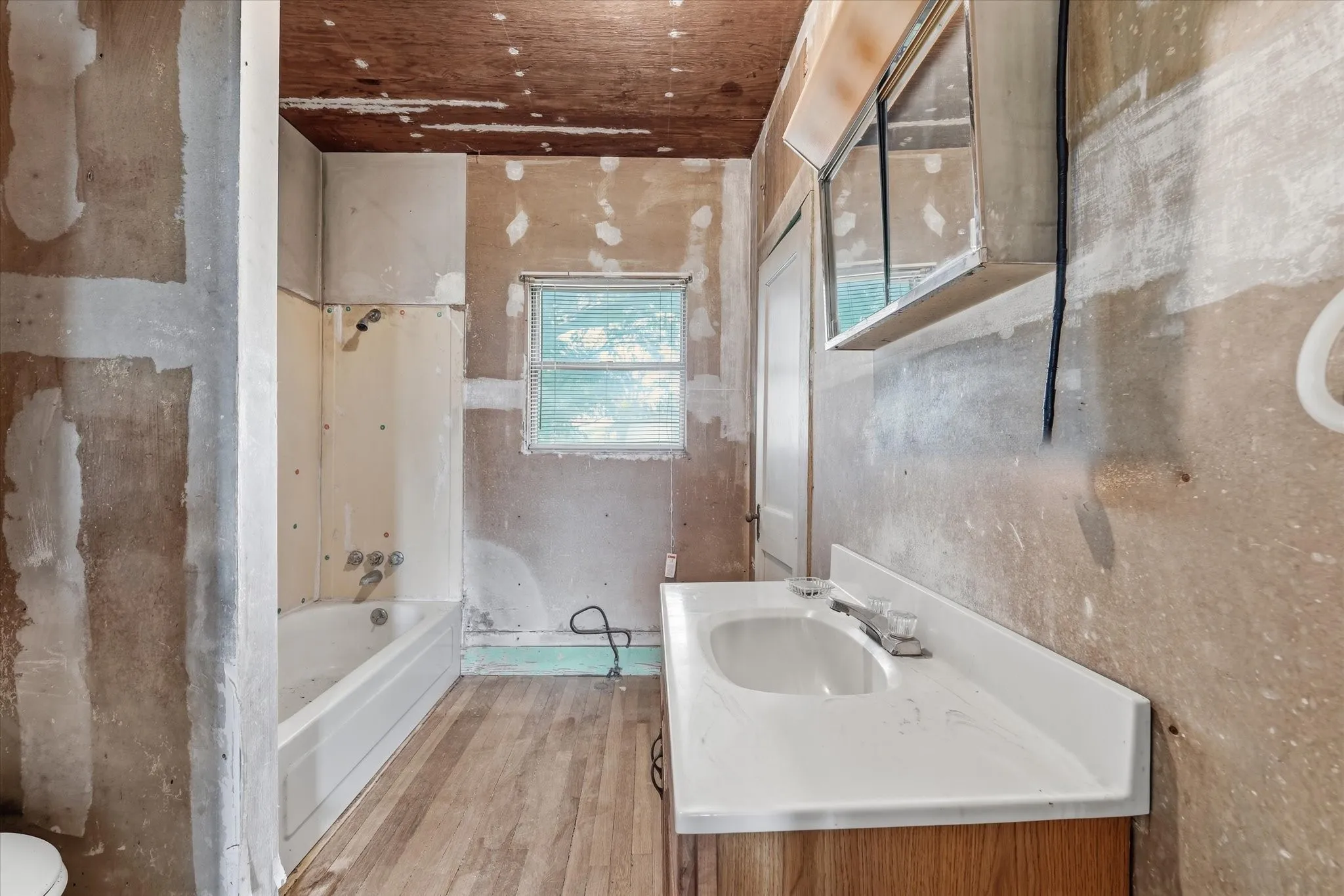 Single Family Residence For Sale in Mc Lennan County , 10847 Elk Road, Axtell, Texas 76624, 2 Bedroom, 1 Bathroom, Garage spaces, 1,102 Sqft, built in 1934, mls#21335637, Real Estate Agent in Axtell, Homes For Sale in Mc Lennan county, Homes For Sale in Axtell, Realtor in Axtell Texas, Real Estate Brokerage Independent Realty Texas, Luminita Cordes Realtor