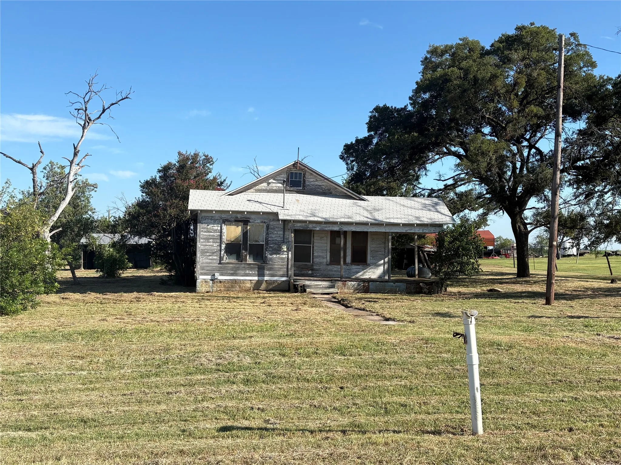 Single Family Residence For Sale in Mc Lennan County , 10847 Elk Road, Axtell, Texas 76624, 2 Bedroom, 1 Bathroom, Garage spaces, 1,102 Sqft, built in 1934, mls#21335637, Real Estate Agent in Axtell, Homes For Sale in Mc Lennan county, Homes For Sale in Axtell, Realtor in Axtell Texas, Real Estate Brokerage Independent Realty Texas, Luminita Cordes Realtor