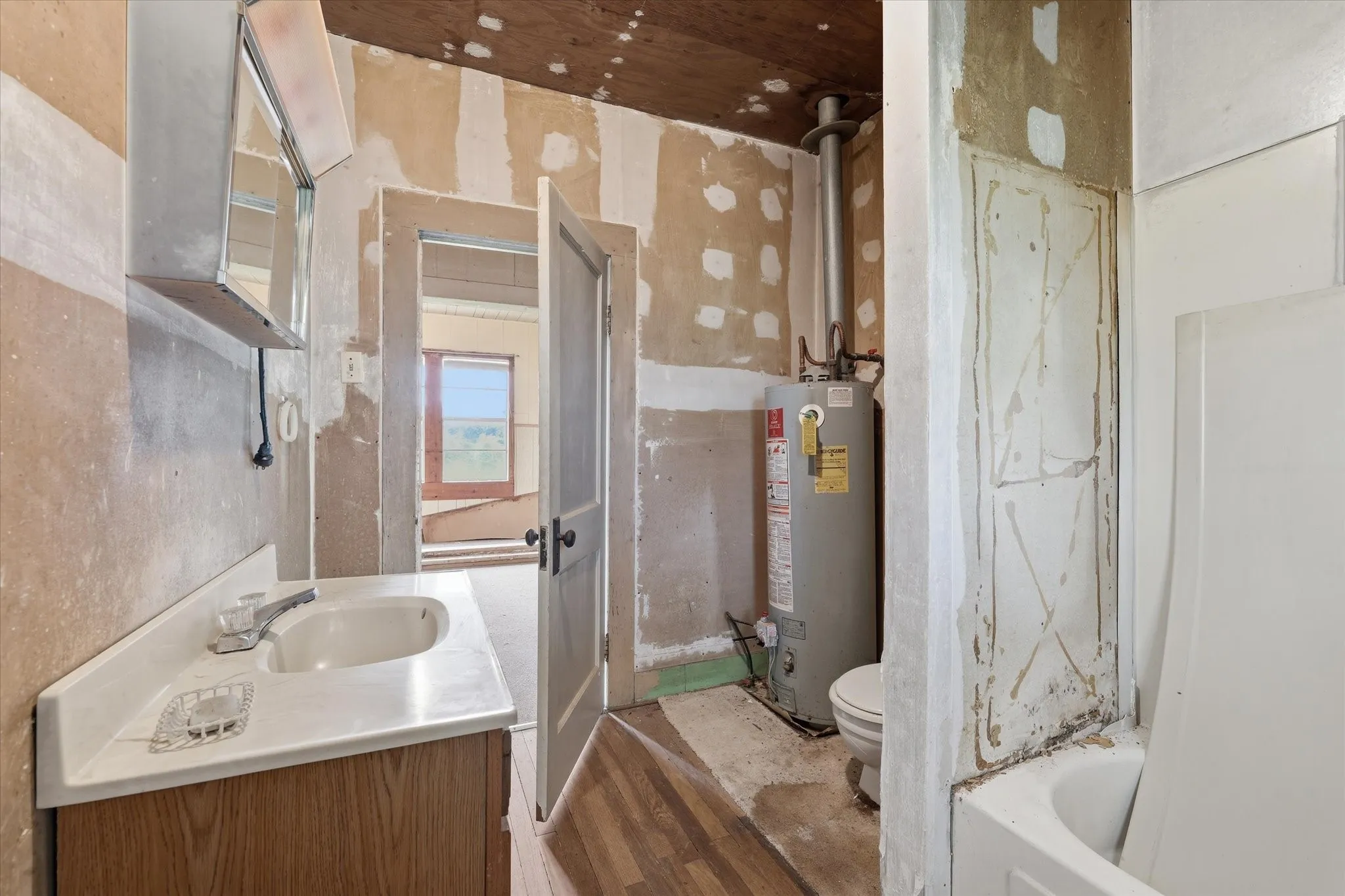 Single Family Residence For Sale in Mc Lennan County , 10847 Elk Road, Axtell, Texas 76624, 2 Bedroom, 1 Bathroom, Garage spaces, 1,102 Sqft, built in 1934, mls#21335637, Real Estate Agent in Axtell, Homes For Sale in Mc Lennan county, Homes For Sale in Axtell, Realtor in Axtell Texas, Real Estate Brokerage Independent Realty Texas, Luminita Cordes Realtor