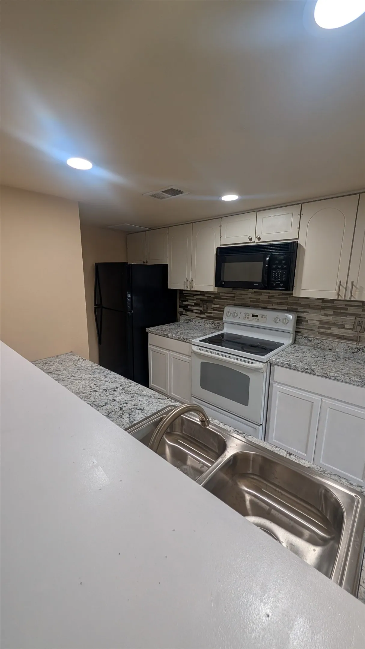 Condominium For Sale in Tarrant County , 556 E Avenue J B, Grand Prairie, Texas 75050, 3 Bedroom, 3 Bathroom, Garage spaces, 1,514 Sqft, built in 1968, mls#21332887, Real Estate Agent in Grand Prairie, Homes For Sale in Tarrant county, Homes For Sale in Grand Prairie, Realtor in Grand Prairie Texas, Real Estate Brokerage Independent Realty Texas, Luminita Cordes Realtor