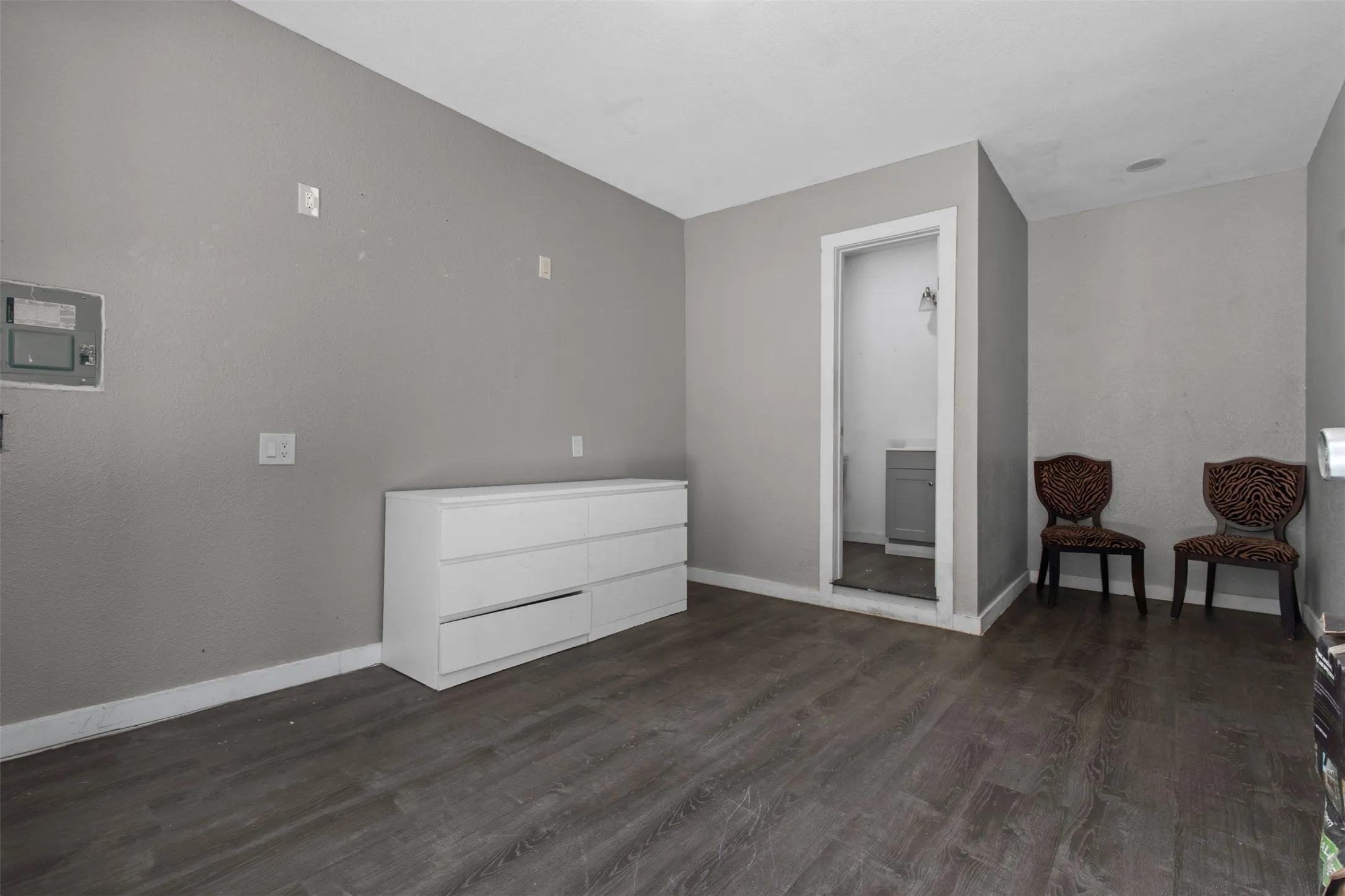 Single Family Residence For Sale in Dallas County , 3030 Weisenberger Drive, Dallas, Texas 75212, 5 Bedroom, 4 Bathroom, Garage spaces, 4,180 Sqft, built in 2013, mls#21335852, Real Estate Agent in Dallas, Homes For Sale in Dallas county, Homes For Sale in Dallas, Realtor in Dallas Texas, Real Estate Brokerage Independent Realty Texas, Luminita Cordes Realtor