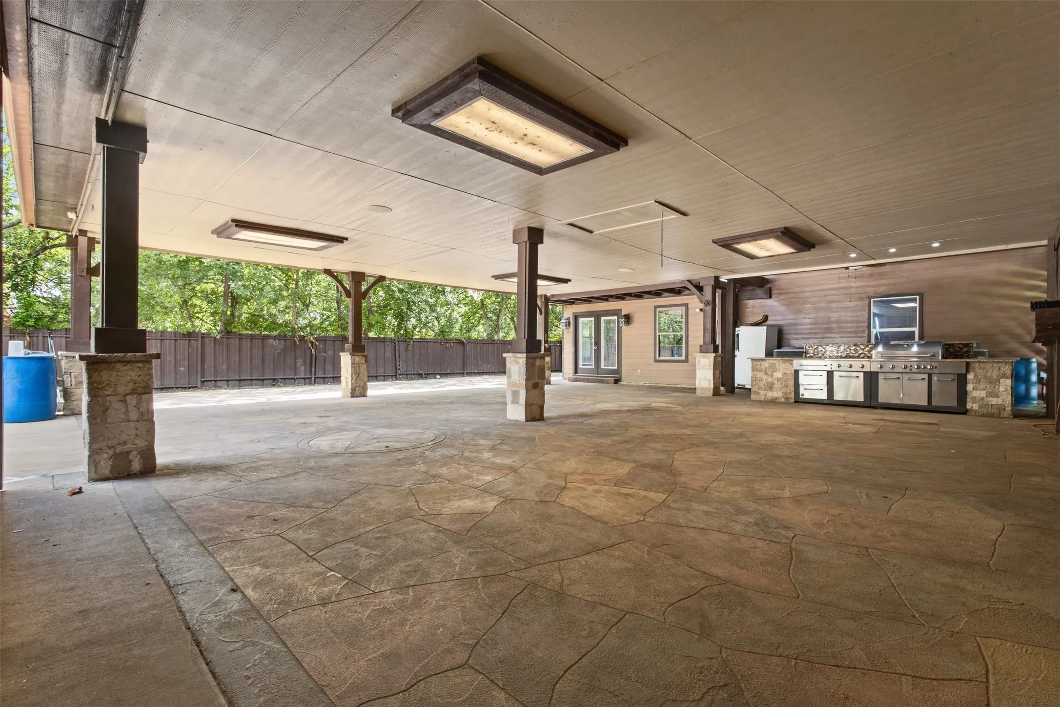Single Family Residence For Sale in Dallas County , 3030 Weisenberger Drive, Dallas, Texas 75212, 5 Bedroom, 4 Bathroom, Garage spaces, 4,180 Sqft, built in 2013, mls#21335852, Real Estate Agent in Dallas, Homes For Sale in Dallas county, Homes For Sale in Dallas, Realtor in Dallas Texas, Real Estate Brokerage Independent Realty Texas, Luminita Cordes Realtor