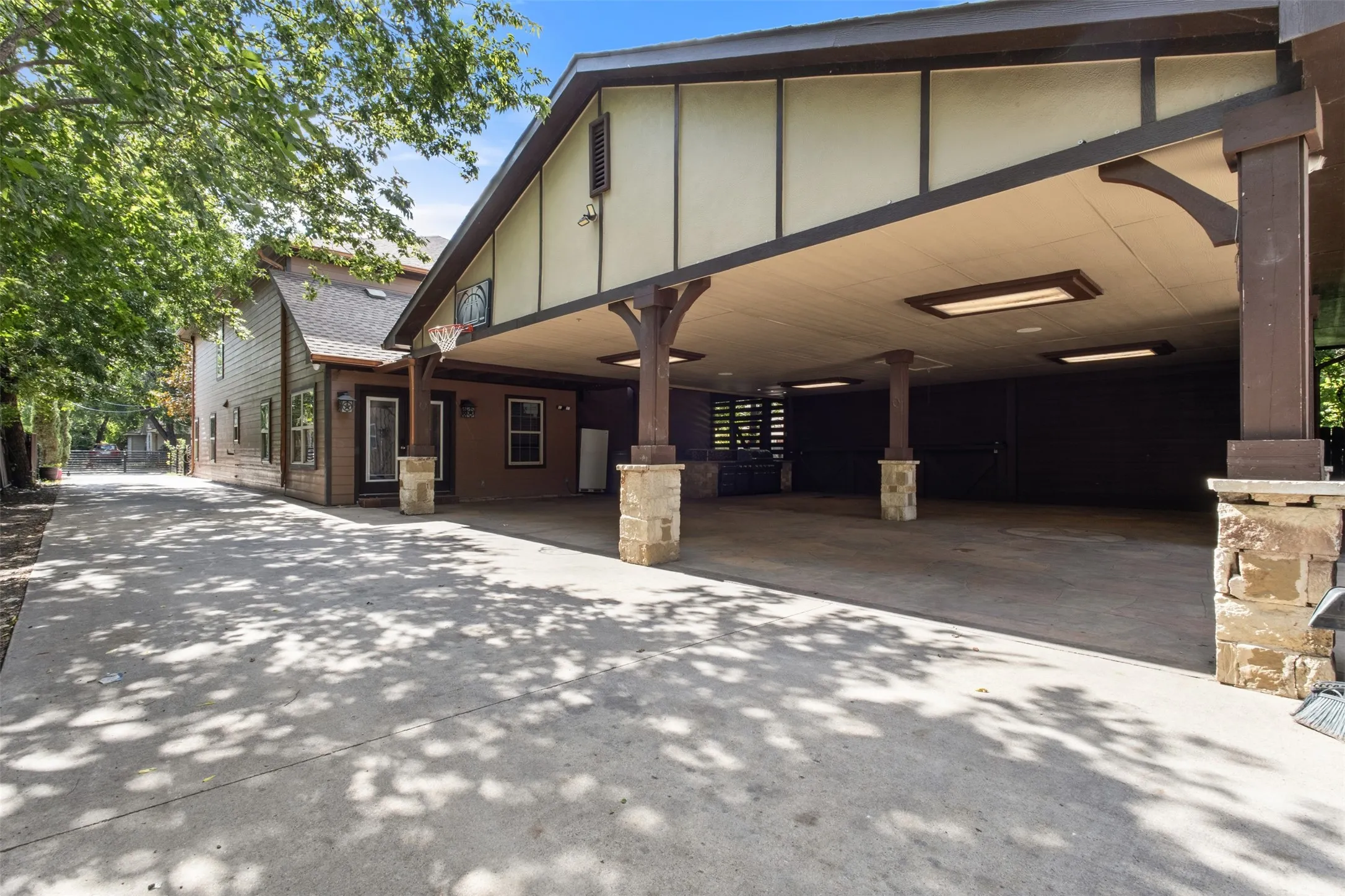 Single Family Residence For Sale in Dallas County , 3030 Weisenberger Drive, Dallas, Texas 75212, 5 Bedroom, 4 Bathroom, Garage spaces, 4,180 Sqft, built in 2013, mls#21335852, Real Estate Agent in Dallas, Homes For Sale in Dallas county, Homes For Sale in Dallas, Realtor in Dallas Texas, Real Estate Brokerage Independent Realty Texas, Luminita Cordes Realtor