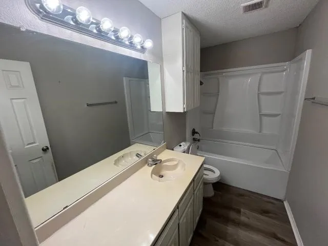 Single Family Residence For Sale in Tarrant County , 934 Robinwood Drive, Arlington, Texas 76017, 3 Bedroom, 2 Bathroom, 2 Garage spaces, 1,938 Sqft, built in 1985, mls#21335868, Real Estate Agent in Arlington, Homes For Sale in Tarrant county, Homes For Sale in Arlington, Realtor in Arlington Texas, Real Estate Brokerage Independent Realty Texas, Luminita Cordes Realtor