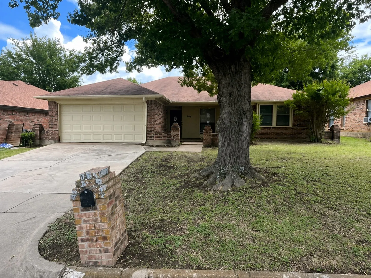 Single Family Residence For Sale in Tarrant County , 934 Robinwood Drive, Arlington, Texas 76017, 3 Bedroom, 2 Bathroom, 2 Garage spaces, 1,938 Sqft, built in 1985, mls#21335868, Real Estate Agent in Arlington, Homes For Sale in Tarrant county, Homes For Sale in Arlington, Realtor in Arlington Texas, Real Estate Brokerage Independent Realty Texas, Luminita Cordes Realtor