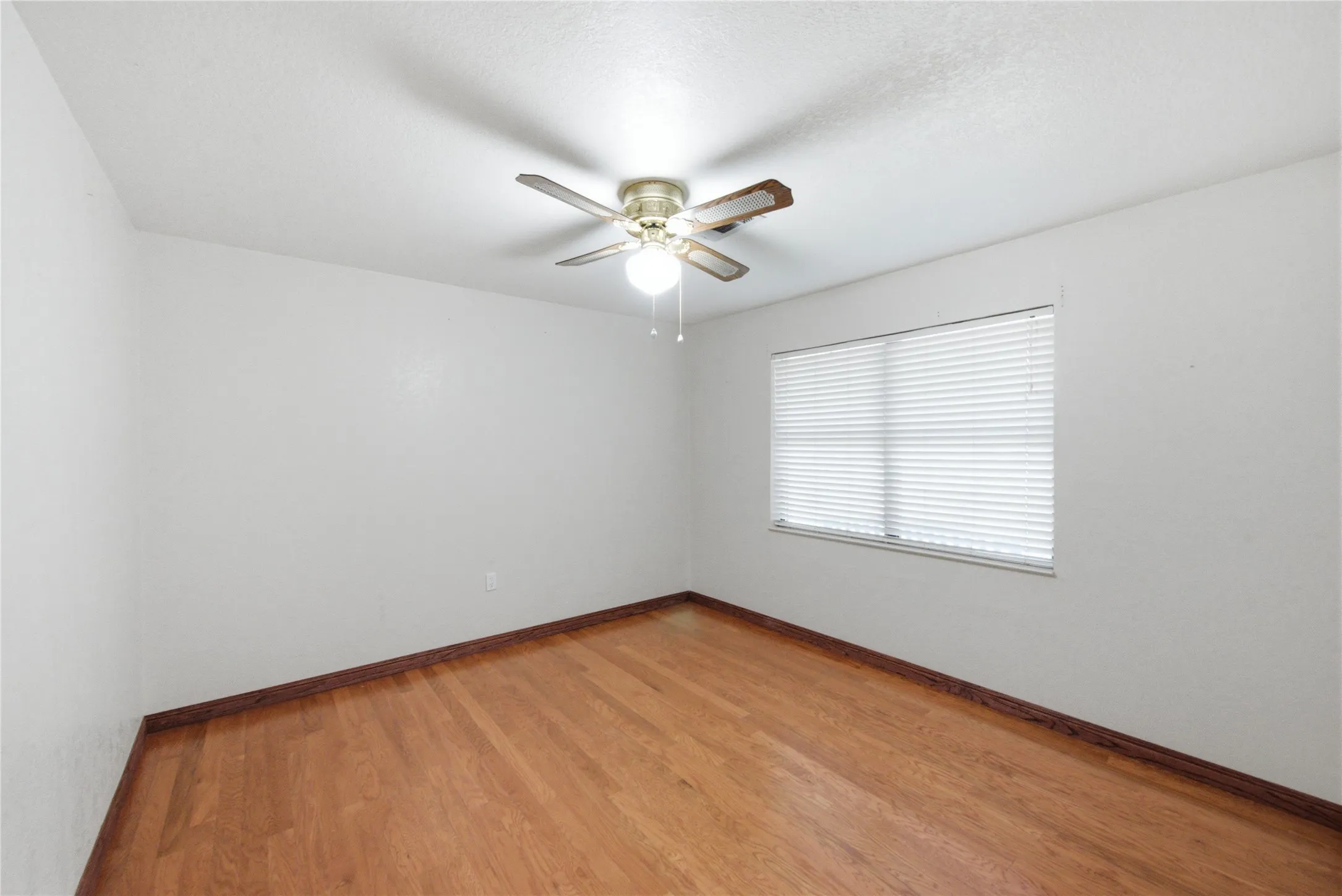 Single Family Residence For Sale in Bosque County , 181 County Road 1747, Clifton, Texas 76634, 3 Bedroom, 2 Bathroom, Garage spaces, 2,760 Sqft, built in 1970, mls#21335875, Real Estate Agent in Clifton, Homes For Sale in Bosque county, Homes For Sale in Clifton, Realtor in Clifton Texas, Real Estate Brokerage Independent Realty Texas, Luminita Cordes Realtor