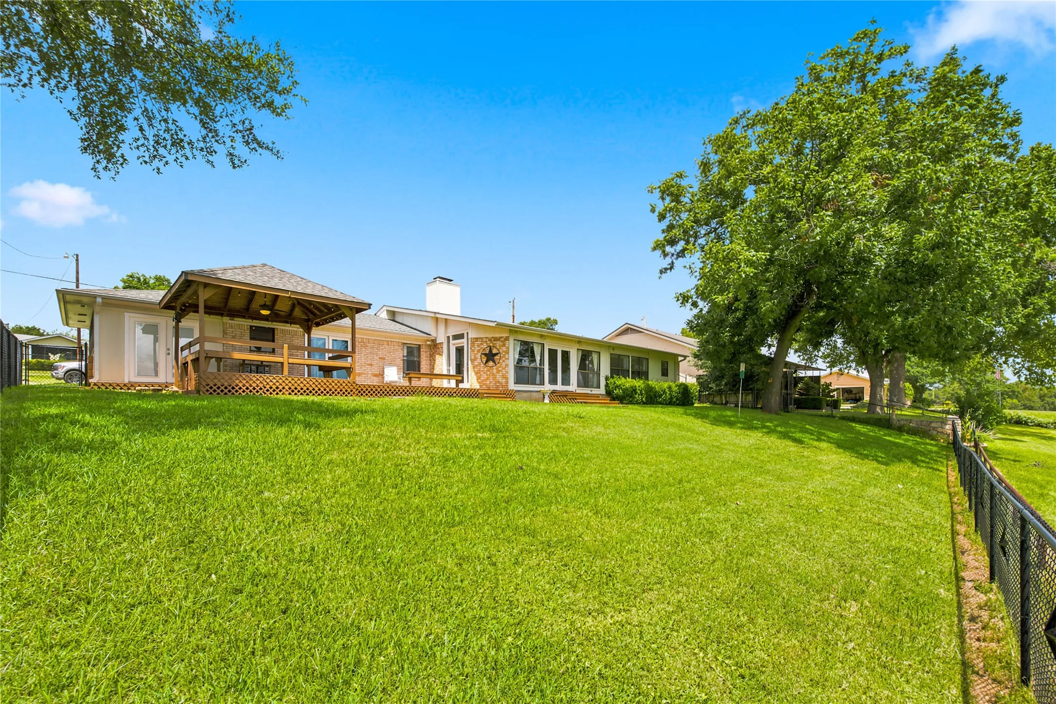 Single Family Residence For Sale in Bosque County , 181 County Road 1747, Clifton, Texas 76634, 3 Bedroom, 2 Bathroom, Garage spaces, 2,760 Sqft, built in 1970, mls#21335875, Real Estate Agent in Clifton, Homes For Sale in Bosque county, Homes For Sale in Clifton, Realtor in Clifton Texas, Real Estate Brokerage Independent Realty Texas, Luminita Cordes Realtor