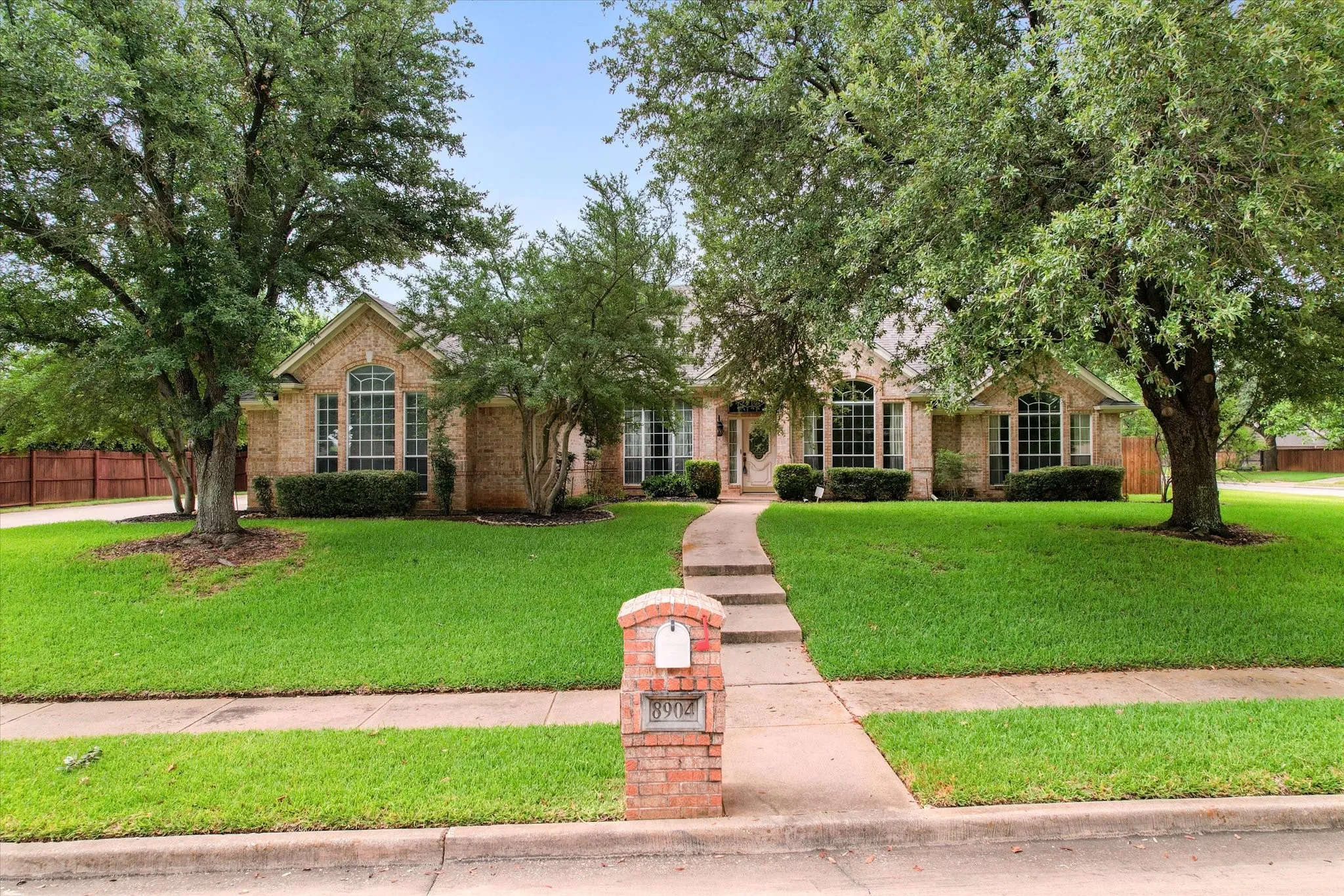 Single Family Residence For Sale in Tarrant County , 8904 Thornway Drive, North Richland Hills, Texas 76182, 4 Bedroom, 3 Bathroom, 3 Garage spaces, 3,029 Sqft, built in 1996, mls#21335704, Real Estate Agent in North Richland Hills, Homes For Sale in Tarrant county, Homes For Sale in North Richland Hills, Realtor in North Richland Hills Texas, Real Estate Brokerage Independent Realty Texas, Luminita Cordes Realtor