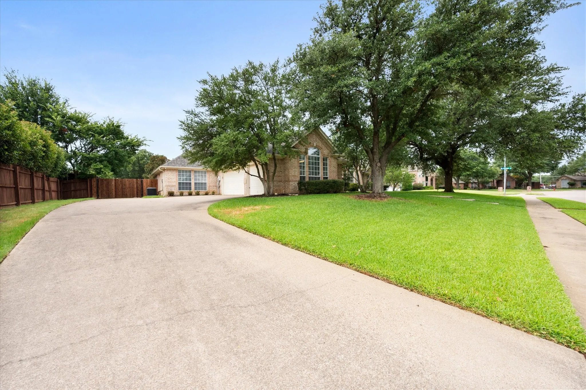 Single Family Residence For Sale in Tarrant County , 8904 Thornway Drive, North Richland Hills, Texas 76182, 4 Bedroom, 3 Bathroom, 3 Garage spaces, 3,029 Sqft, built in 1996, mls#21335704, Real Estate Agent in North Richland Hills, Homes For Sale in Tarrant county, Homes For Sale in North Richland Hills, Realtor in North Richland Hills Texas, Real Estate Brokerage Independent Realty Texas, Luminita Cordes Realtor