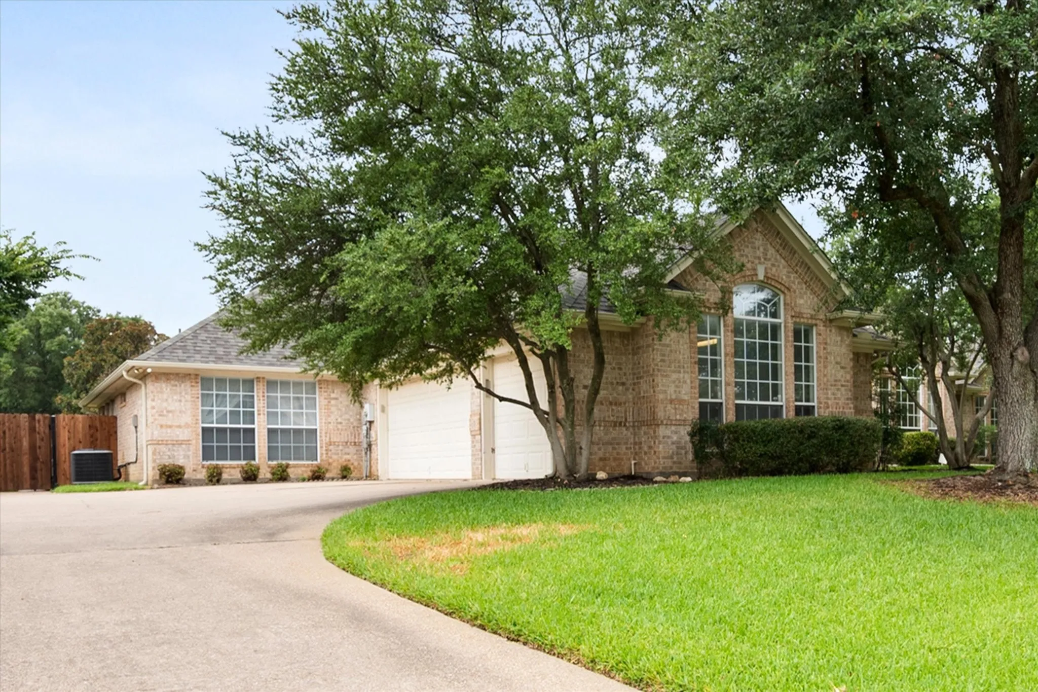 Single Family Residence For Sale in Tarrant County , 8904 Thornway Drive, North Richland Hills, Texas 76182, 4 Bedroom, 3 Bathroom, 3 Garage spaces, 3,029 Sqft, built in 1996, mls#21335704, Real Estate Agent in North Richland Hills, Homes For Sale in Tarrant county, Homes For Sale in North Richland Hills, Realtor in North Richland Hills Texas, Real Estate Brokerage Independent Realty Texas, Luminita Cordes Realtor
