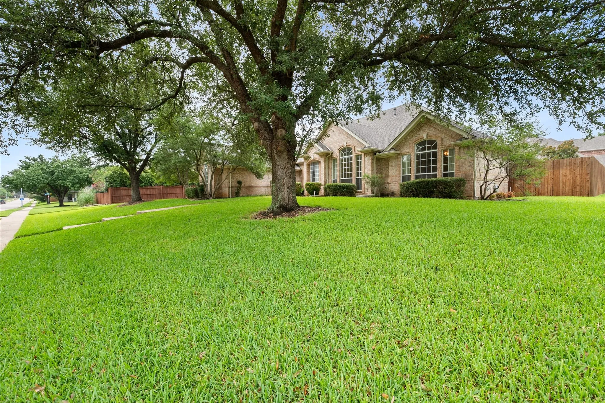 Single Family Residence For Sale in Tarrant County , 8904 Thornway Drive, North Richland Hills, Texas 76182, 4 Bedroom, 3 Bathroom, 3 Garage spaces, 3,029 Sqft, built in 1996, mls#21335704, Real Estate Agent in North Richland Hills, Homes For Sale in Tarrant county, Homes For Sale in North Richland Hills, Realtor in North Richland Hills Texas, Real Estate Brokerage Independent Realty Texas, Luminita Cordes Realtor