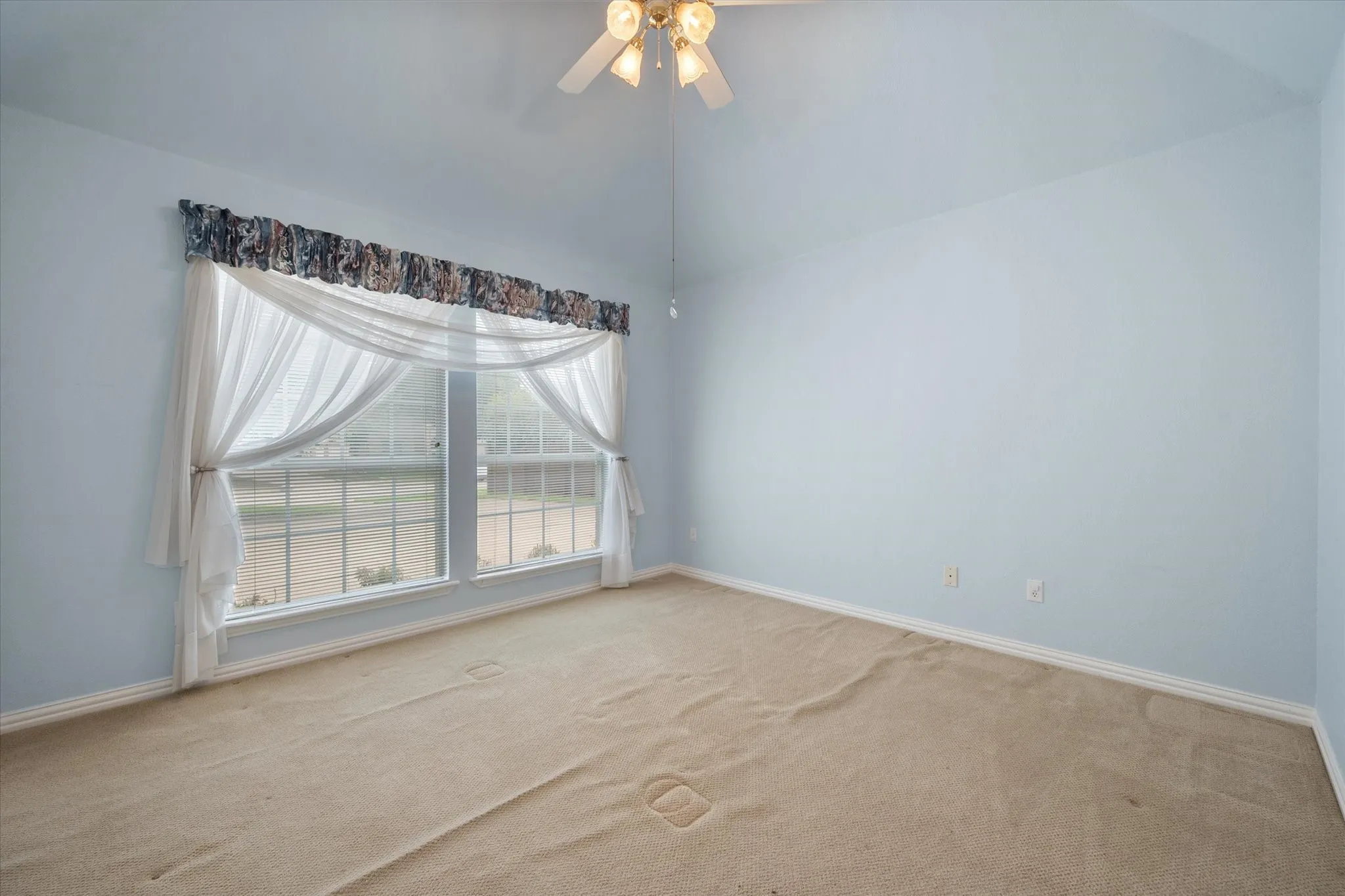Single Family Residence For Sale in Tarrant County , 8904 Thornway Drive, North Richland Hills, Texas 76182, 4 Bedroom, 3 Bathroom, 3 Garage spaces, 3,029 Sqft, built in 1996, mls#21335704, Real Estate Agent in North Richland Hills, Homes For Sale in Tarrant county, Homes For Sale in North Richland Hills, Realtor in North Richland Hills Texas, Real Estate Brokerage Independent Realty Texas, Luminita Cordes Realtor