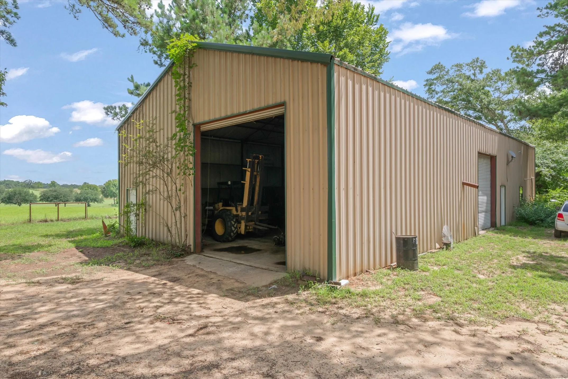 Single Family Residence For Sale in Smith County , 23340 FM 1253, Mineola, Texas 75773, 3 Bedroom, 3 Bathroom, Garage spaces, 2,304 Sqft, built in 2006, mls#21331833, Real Estate Agent in Mineola, Homes For Sale in Smith county, Homes For Sale in Mineola, Realtor in Mineola Texas, Real Estate Brokerage Independent Realty Texas, Luminita Cordes Realtor